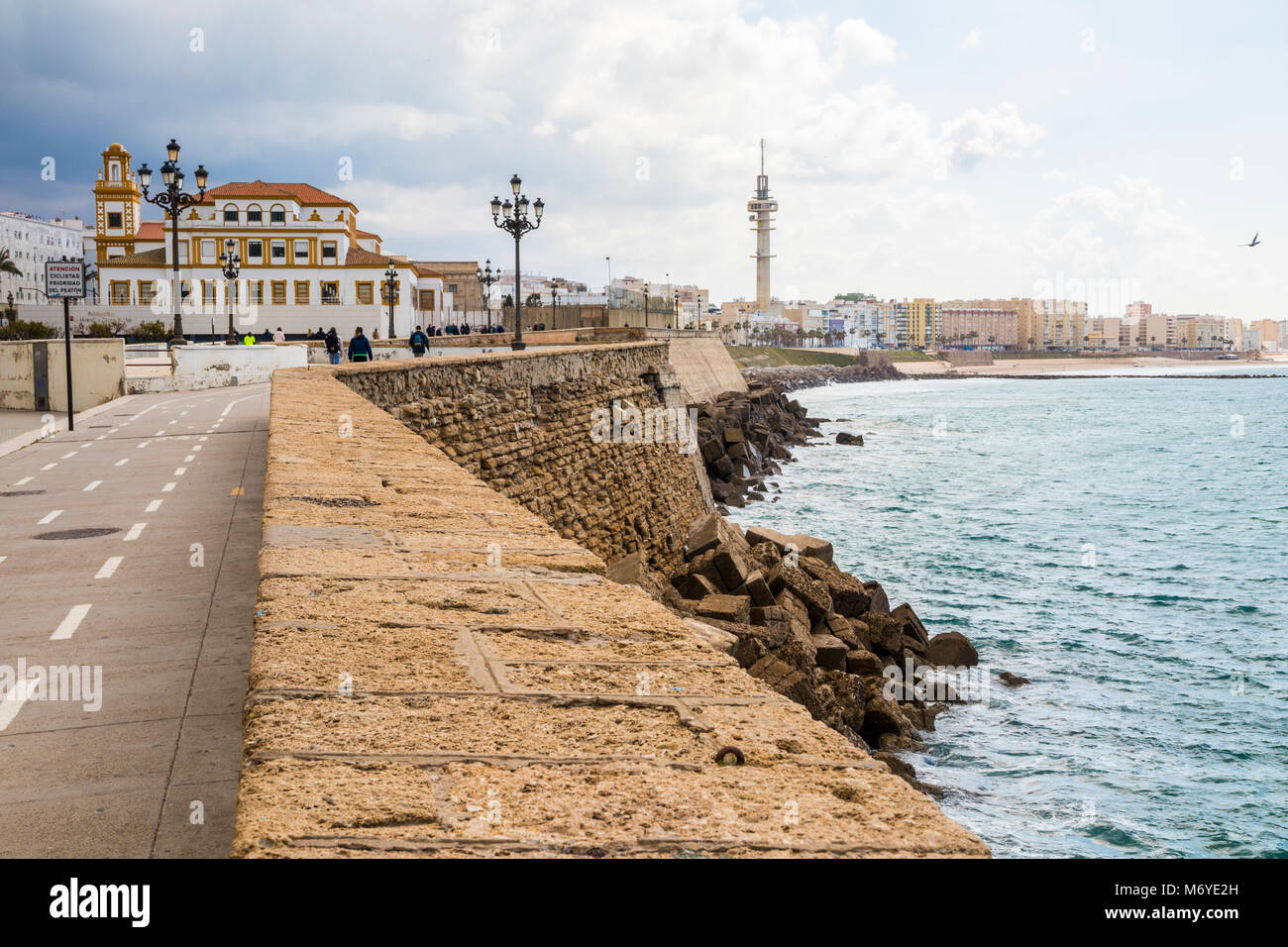 Seafront at Cadiz, Andalusia, Spain, with the bike path, the CEIP Campo del Sur public school and the Torre Tavira II telecommunications tower Stock Photo
