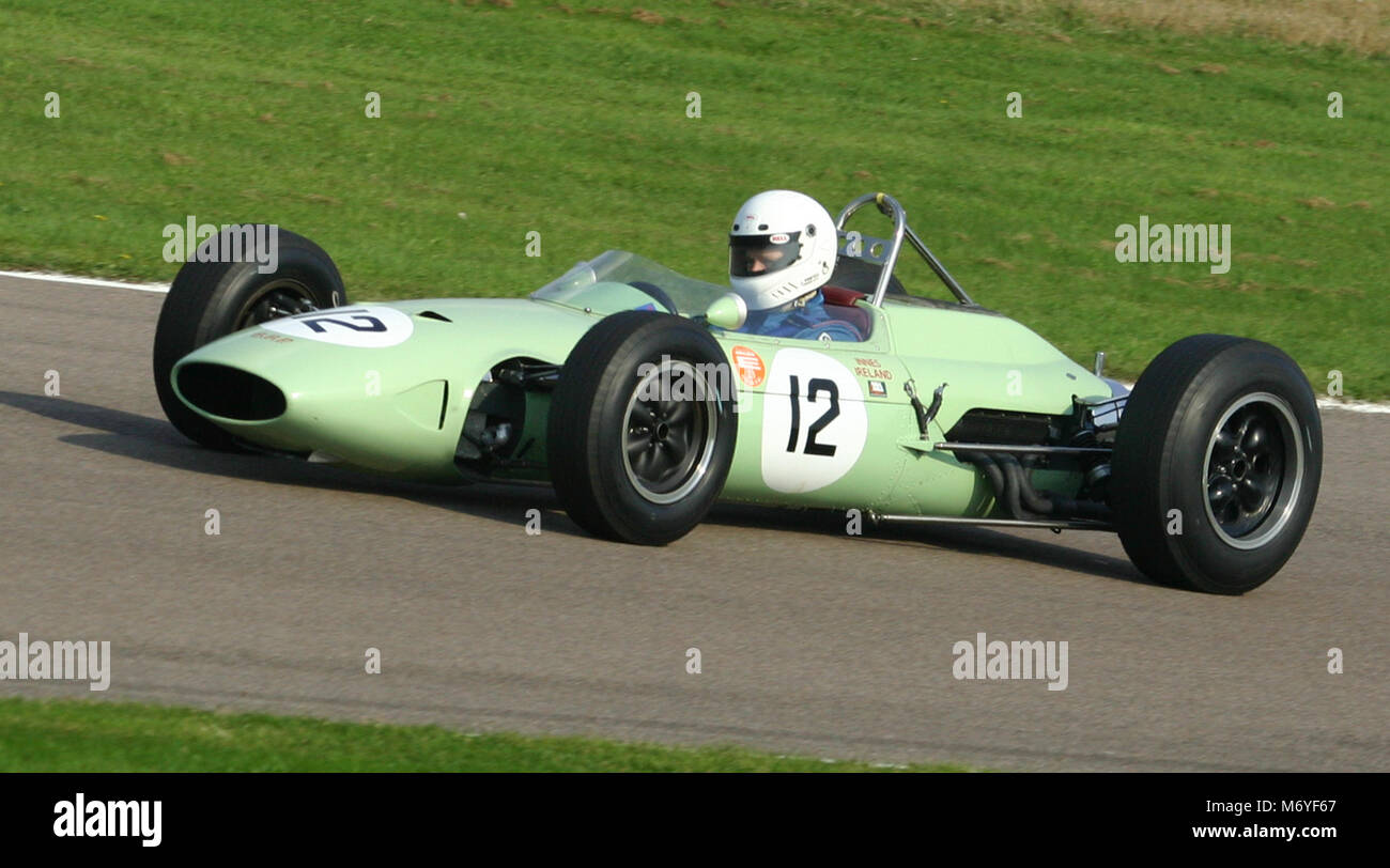 Motor Racing at the Goodwood Revival meeting in 2004 Stock Photo - Alamy