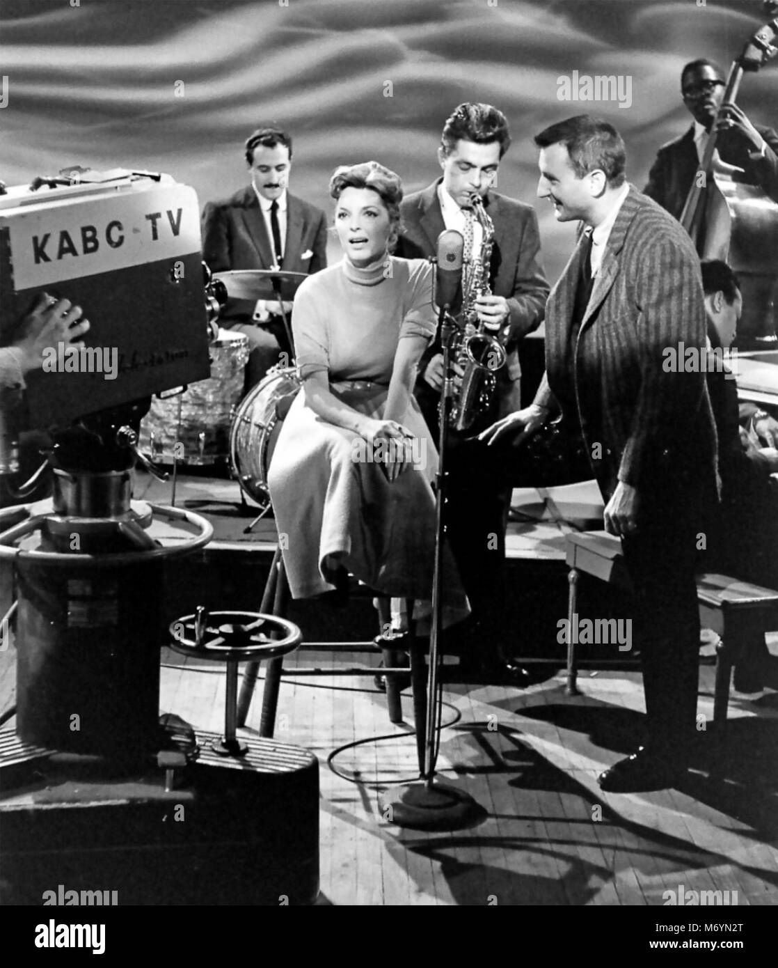 JULIE LONDON (1926-2000) American jazz singer and film actress on the American KABC TV show 'Stars of Jazz" in 1957 Stock Photo