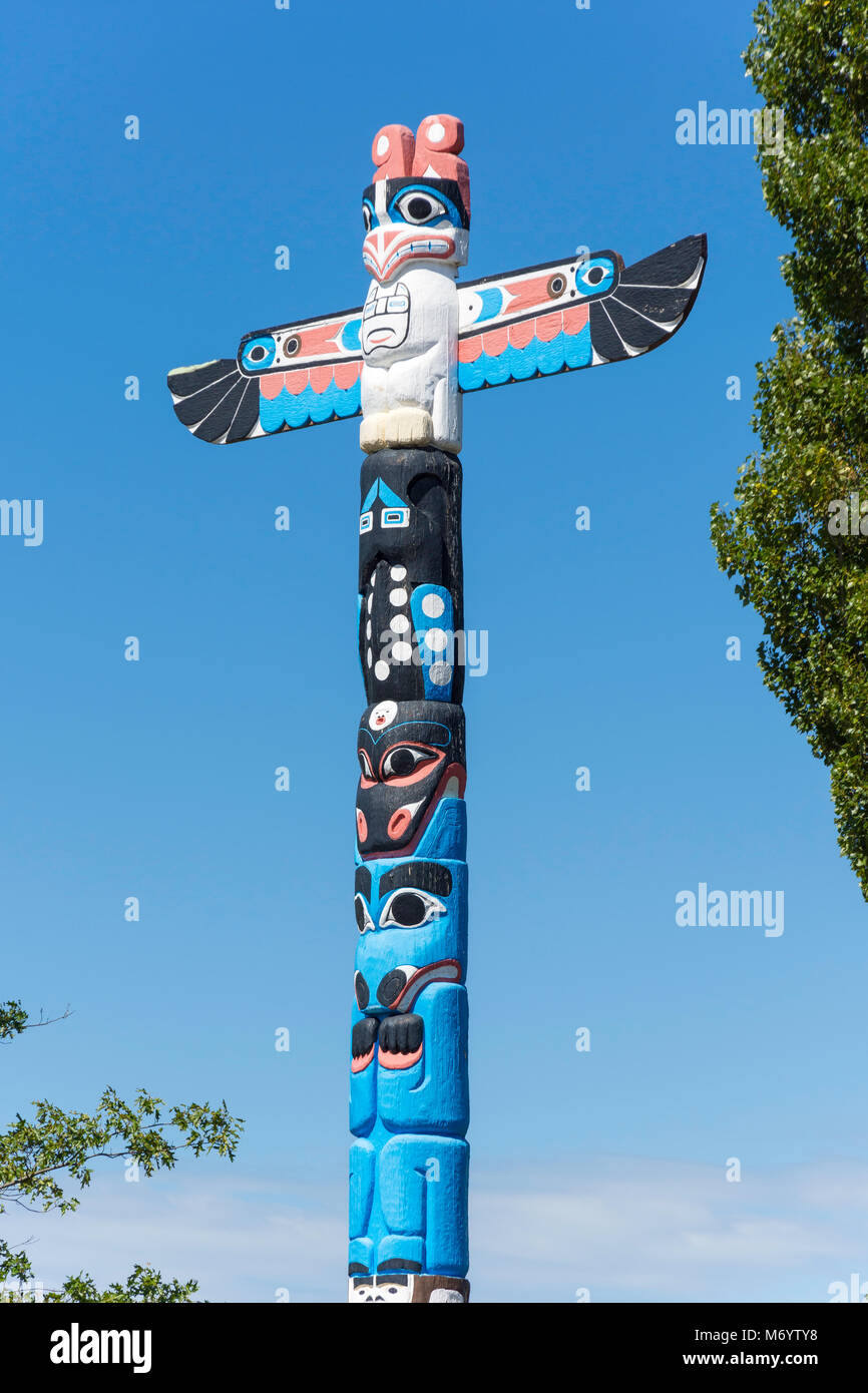 The Totem Pole of Friendship, Memorial Avenue, Harewood, Christchurch, Canterbury, New Zealand Stock Photo