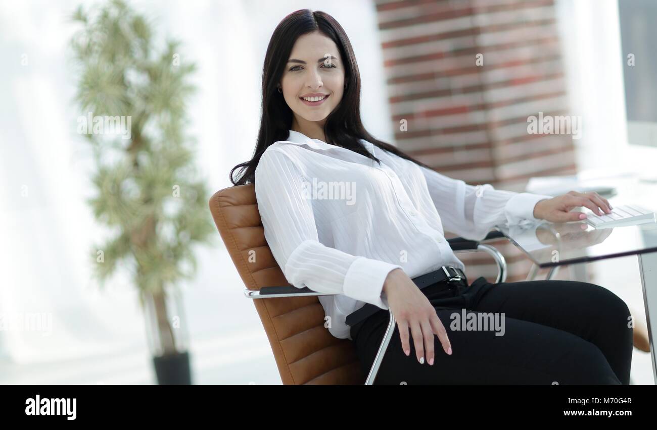 successful young business woman sitting at workplace Stock Photo - Alamy