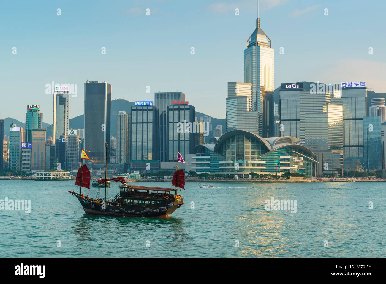 Traditional chinese junk boat crossing Victoria Harbour, Hong Kong Stock Photo
