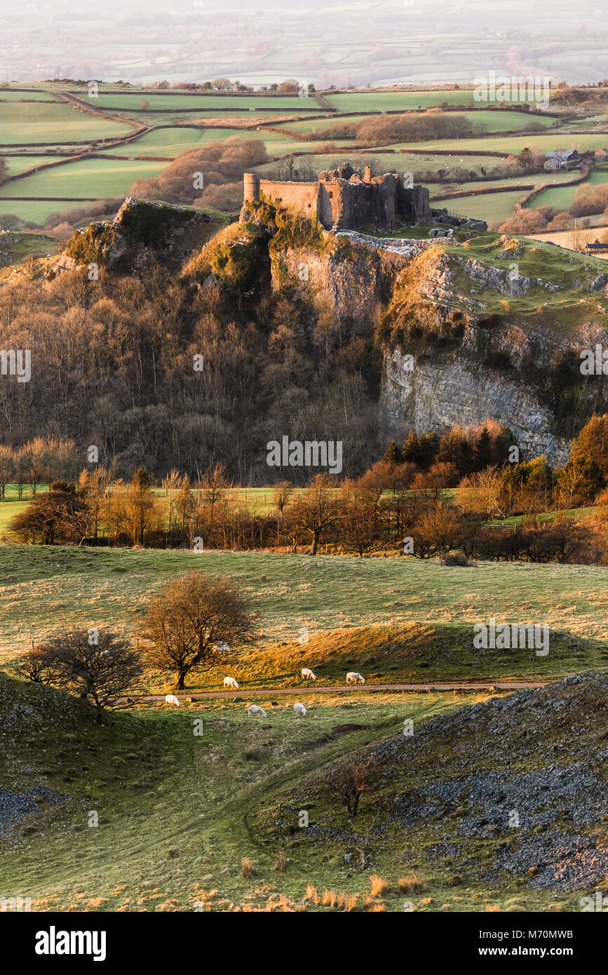 Carreg Cennen Castle Stock Photo Alamy carreg-cennen-castle-stock-photo-alamy
