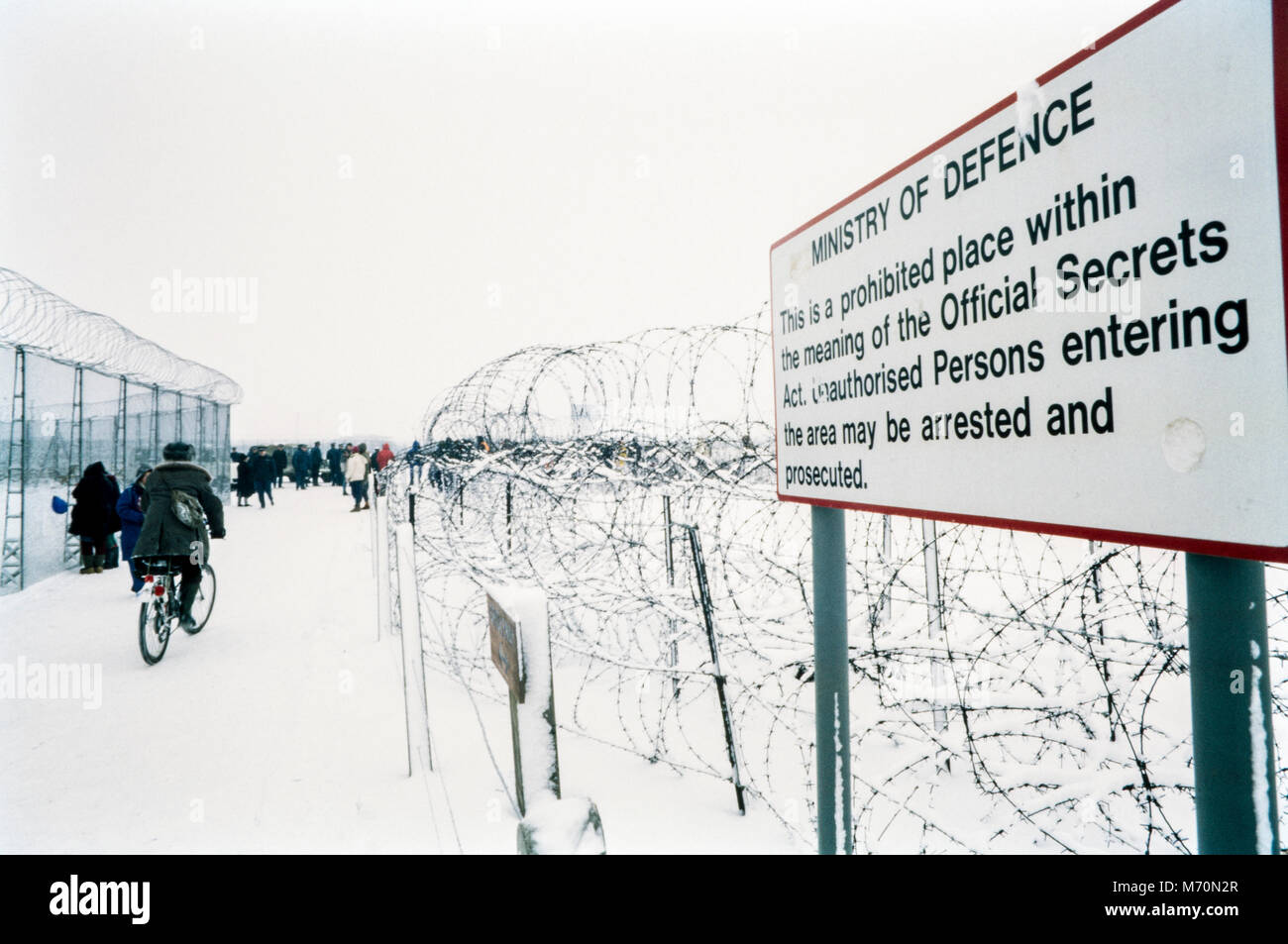 Ministry of Defence warning sign at site of Anti cruise missile demonstration at the Molesworth missile base on 2nd February 1986 in snowy conditions. Cambridgeshire, England, UK, archival photograph, Stock Photo