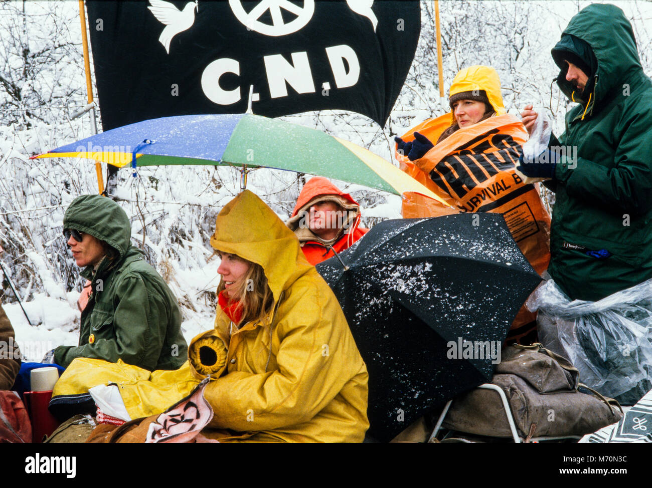 Protesters sitting in the snow at the Anti cruise missile demonstration at the Molesworth missile base on 2nd February 1986 in snowy conditions. Cambridgeshire, England, UK, archival photograph, Stock Photo