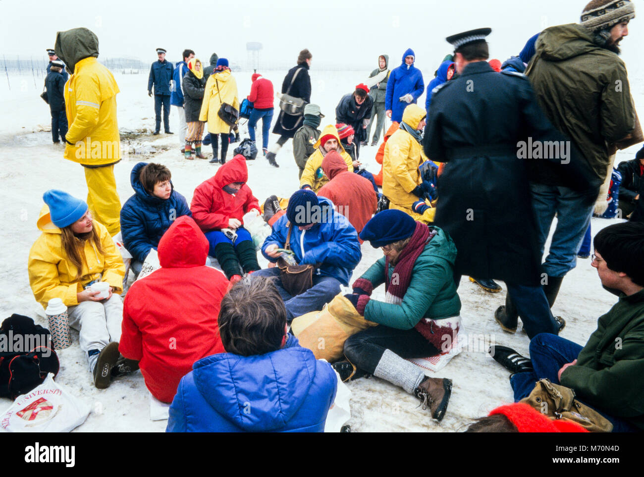 Protesters sitting in the snow at the Anti cruise missile demonstration at the Molesworth missile base on 2nd February 1986 in snowy conditions. Cambridgeshire, England, UK, archival photograph, Stock Photo