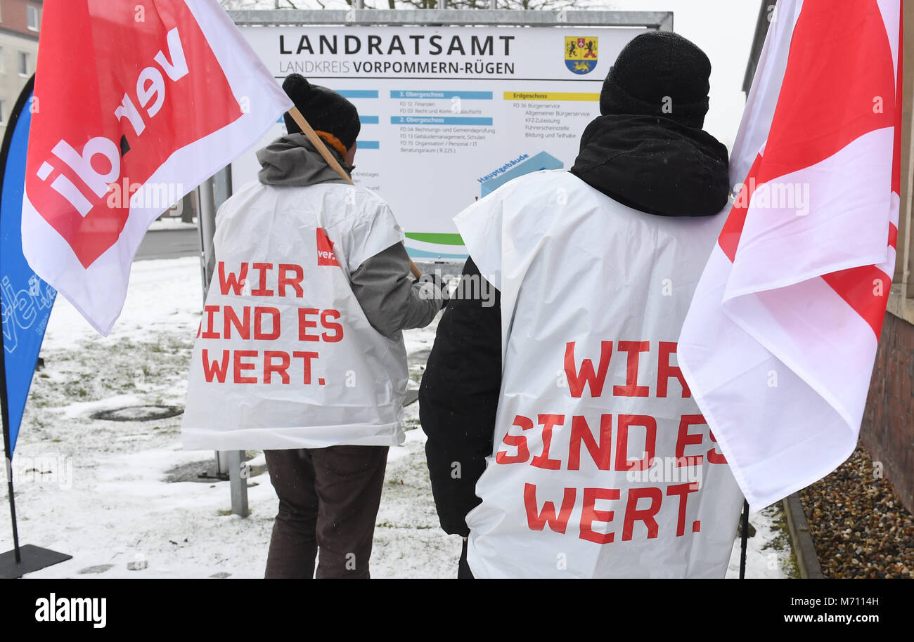 07 March 2018, Germany, Stralsund: Public service staff have gathered in front of the district office of county Western Pomerania and Ruegen for a warning strike. The first round of wage and salary negotiations for the nationwide 2, 3 million public service emplyees has ended without an offer from public service employers more than a week ago. Photo: Stefan Sauer/dpa Stock Photo