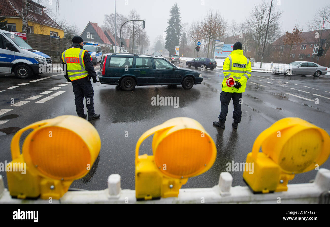 07 March 2018, Germany, Lueneburg: Police officers block the road during a bomb disposal. Some 1400 people had to temporarily leave their homes during the disposal of the almost 50 kilogrammes heavy bomb. Photo: Philipp Schulze/dpa Stock Photo