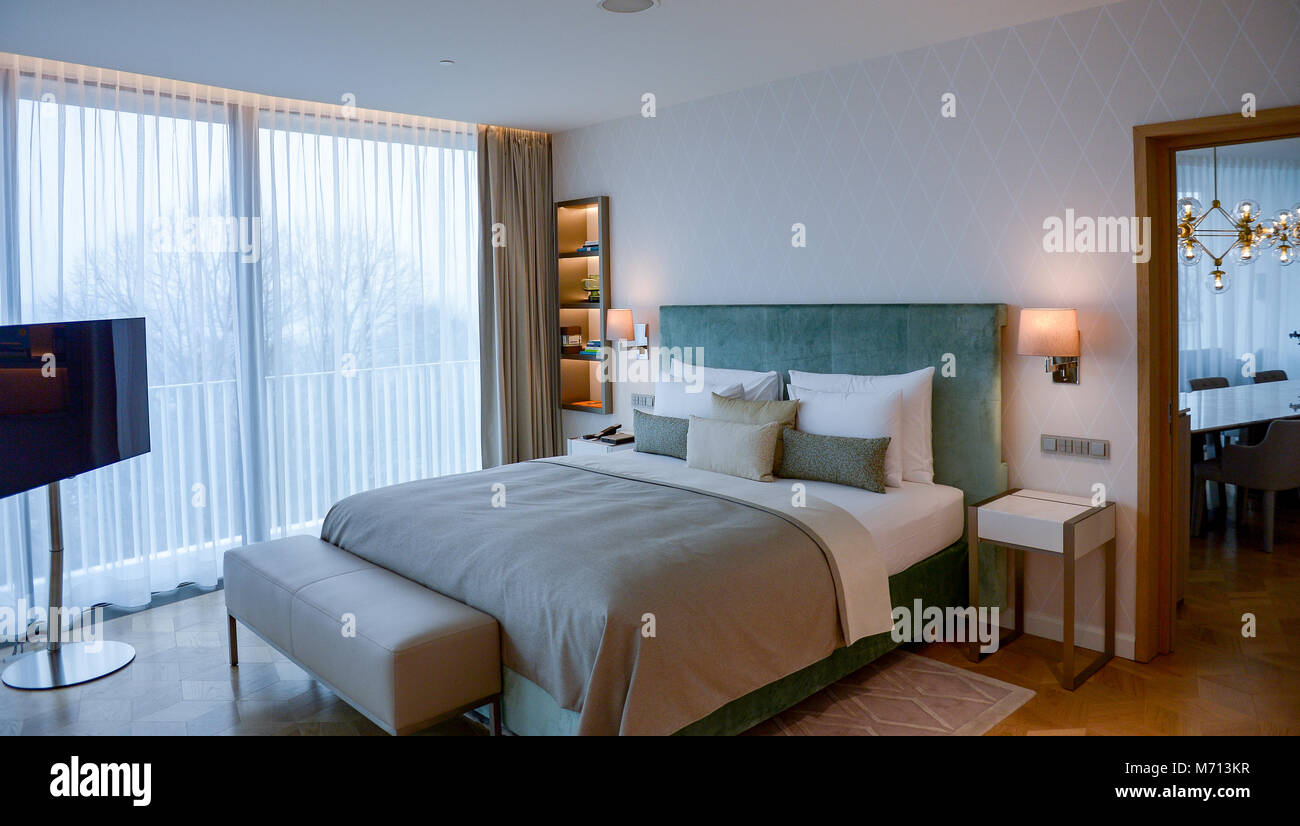 07 March 2018, Germany, Hamburg: A suite of the hotel 'The Fontenay' at the Hamburg Outer Alster. The hotel will offically be opened on 19 March 2018. Photo: Axel Heimken/dpa Stock Photo