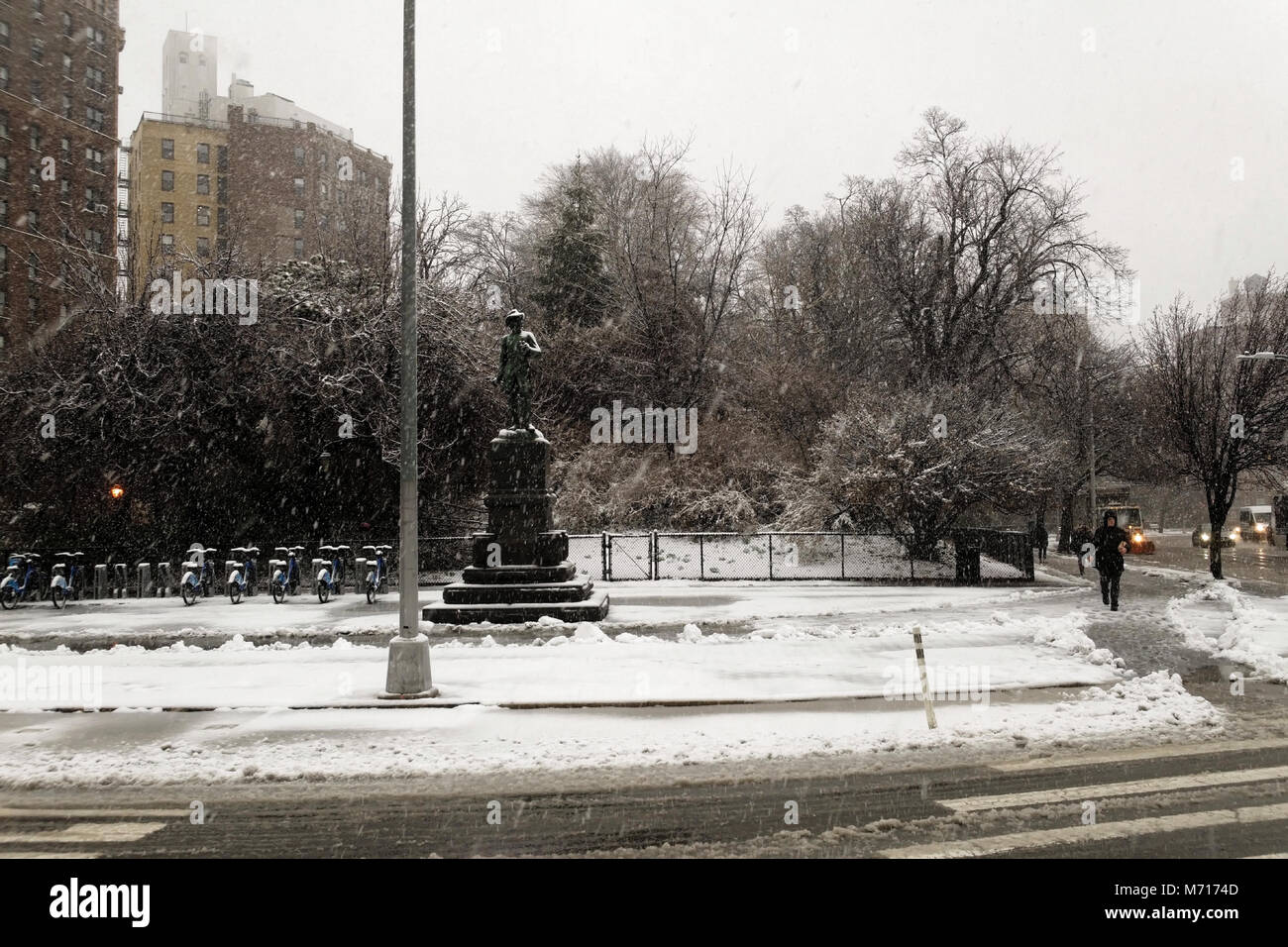 Brooklyn, USA. 7th March, 2018. Wind blown snow falling on Grand Army Plaza during the Nor'easter of March 7th, 2018 in Brooklyn New York. Credit: OneDayOneImage/Alamy Live News Stock Photo