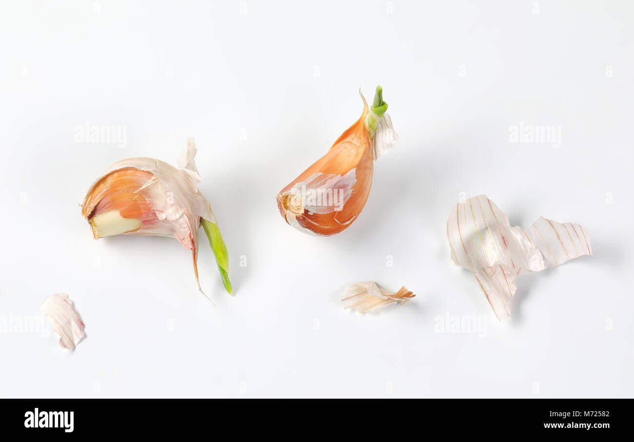cloves of fresh garlic on white background Stock Photo - Alamy