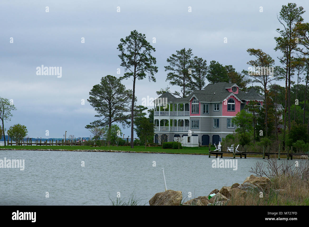House on the waters edge Stock Photo Alamy