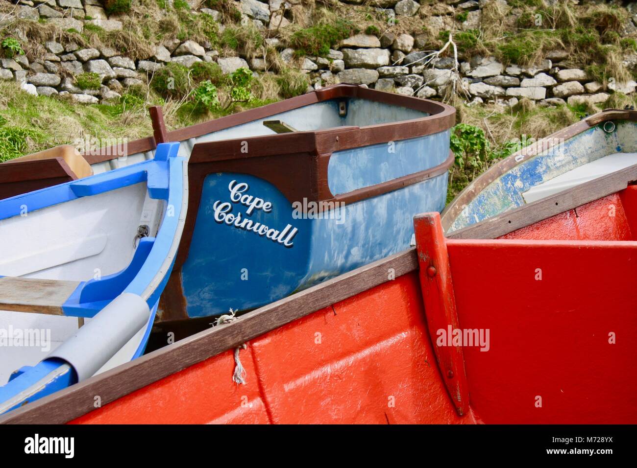 Old wooden dinghy rowing boat hi-res stock photography and images - Alamy