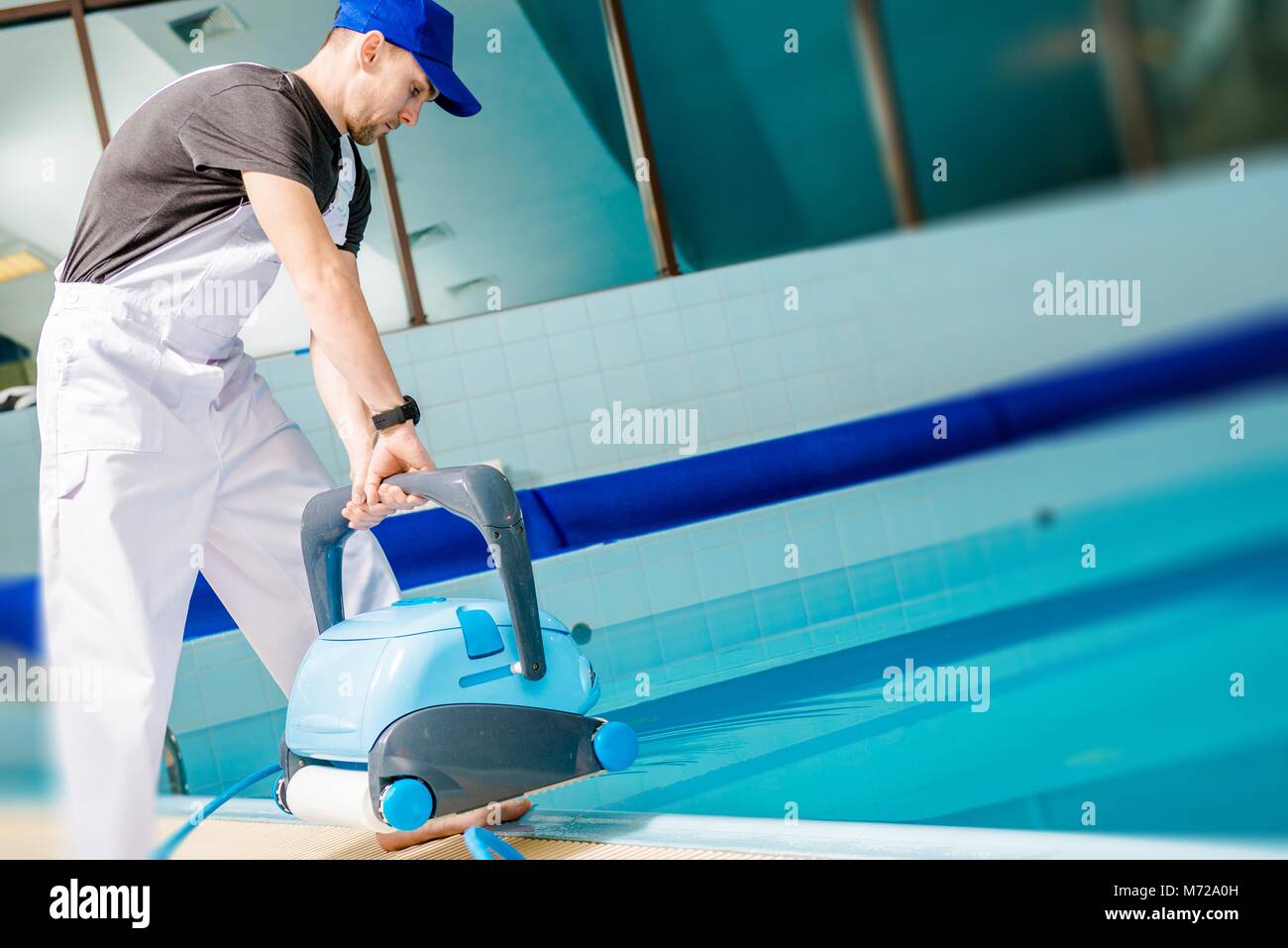 Pool Cleaner Working Automated pool cleaner hi-res stock photography and images - Alamy