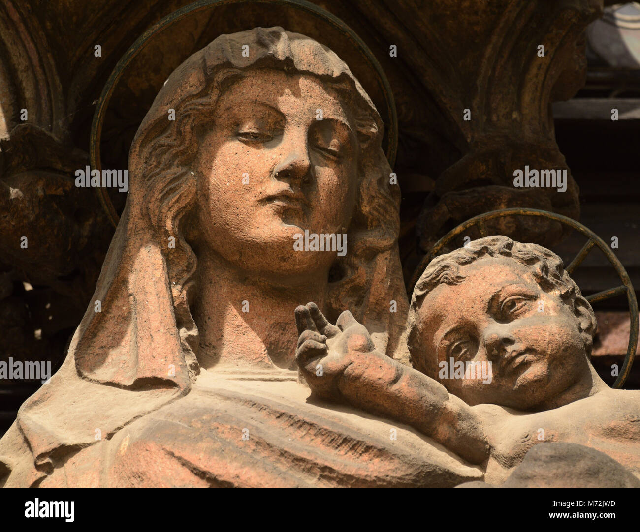 Lincoln Cathedral Judgement Portal. Statue of the Virgin Mary and Child Stock Photo