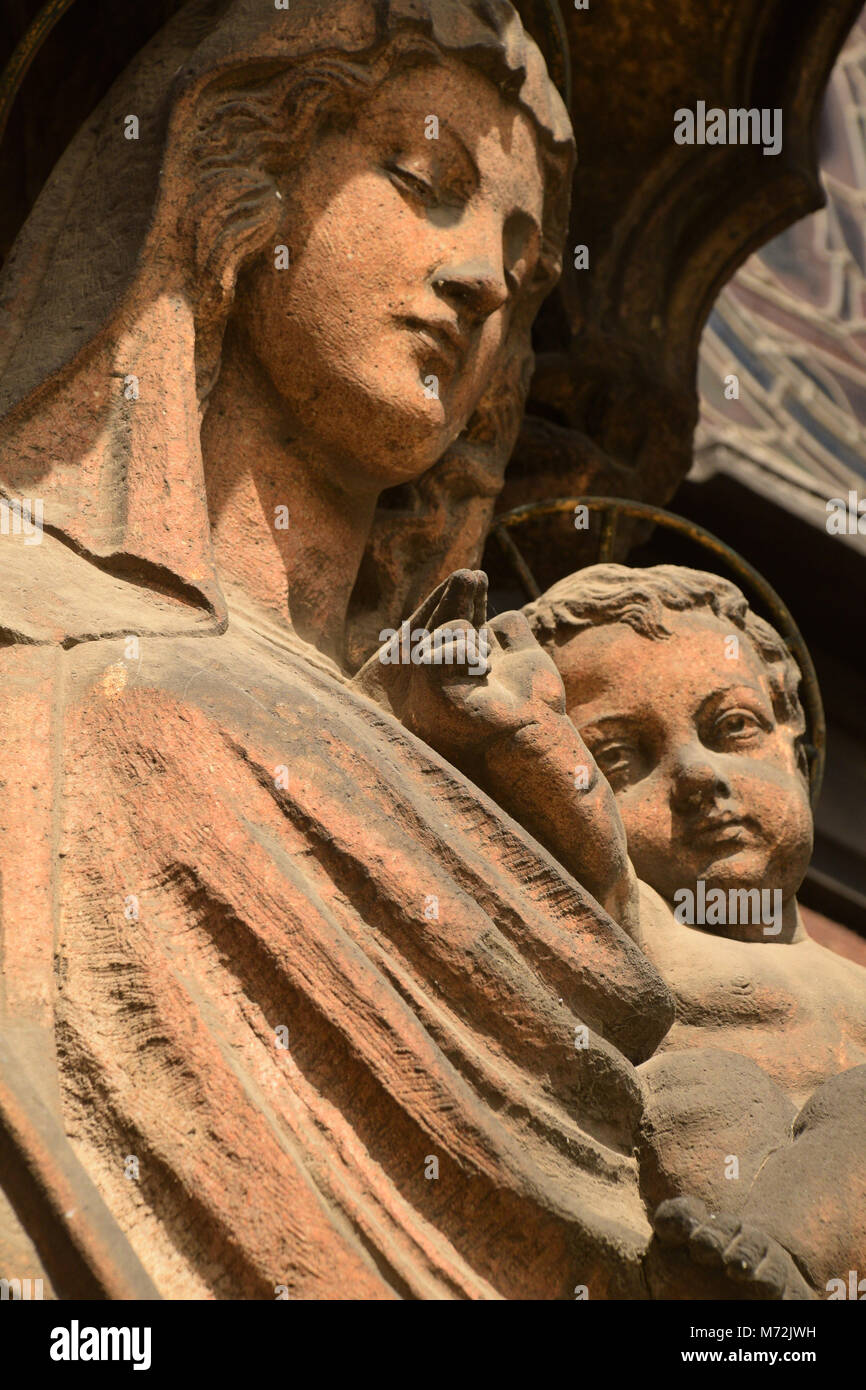 Lincoln Cathedral. Statue of the Blessed Virgin Mary and Child. Stock Photo