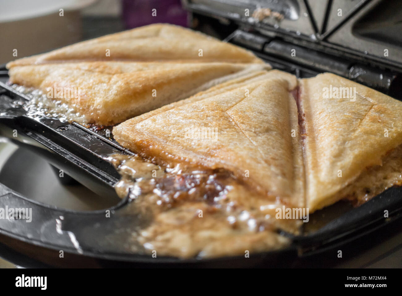 https://c8.alamy.com/comp/M72MX4/ham-and-cheese-toasted-sandwiches-in-a-toasted-sandwich-maker-M72MX4.jpg