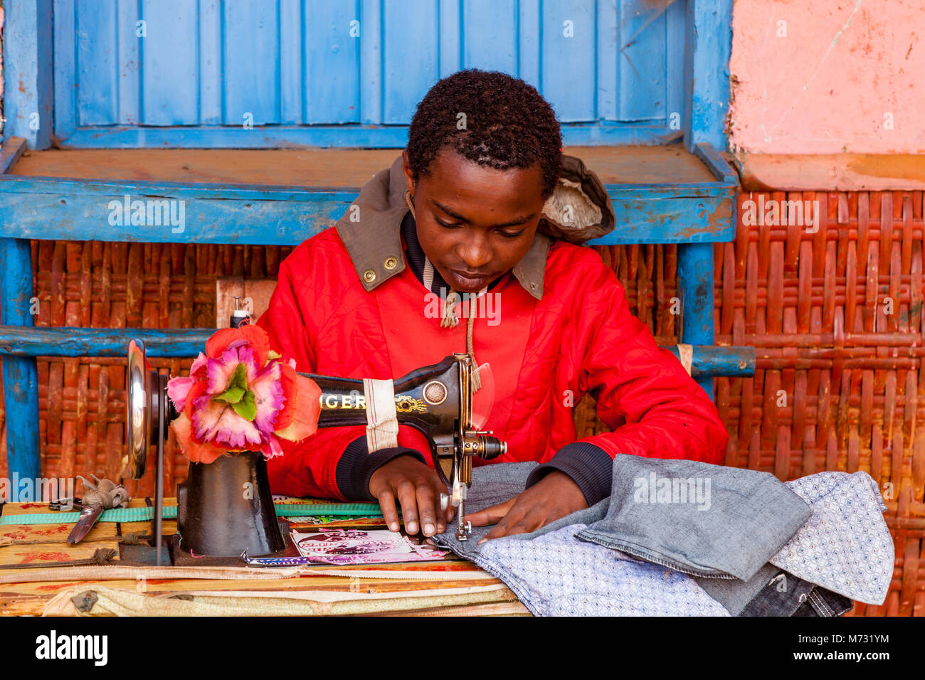 Old time sewing machine hires stock photography and images Alamy