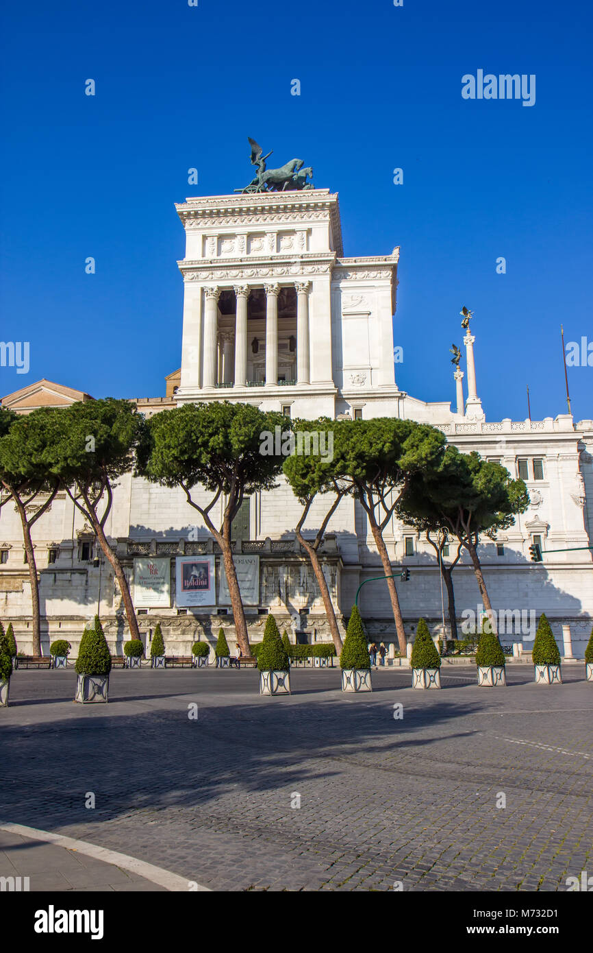Sculpture of Goddess Victoria riding on quadriga - Il Vittoriano ...