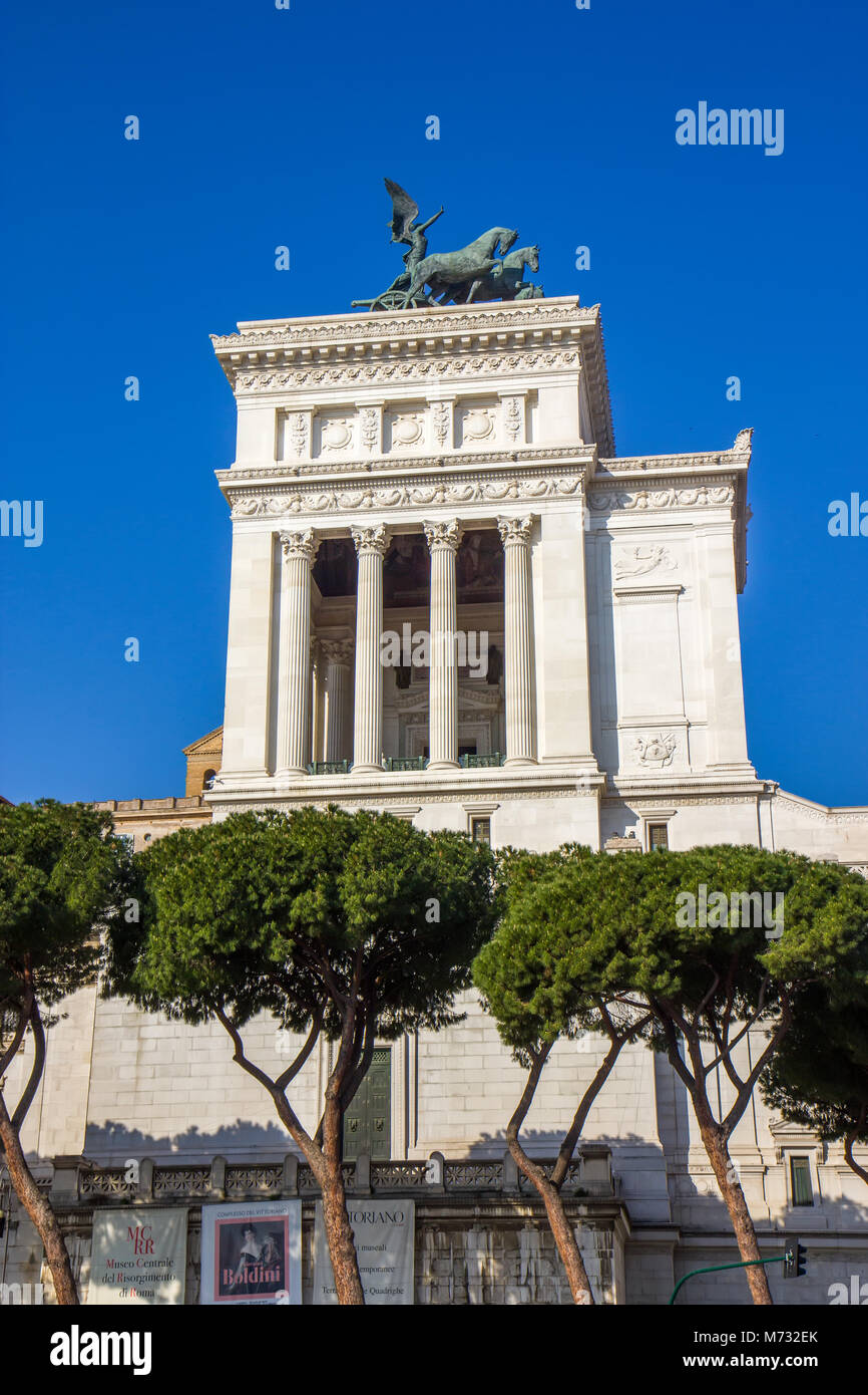 Sculpture of Goddess Victoria riding on quadriga - Il Vittoriano ...