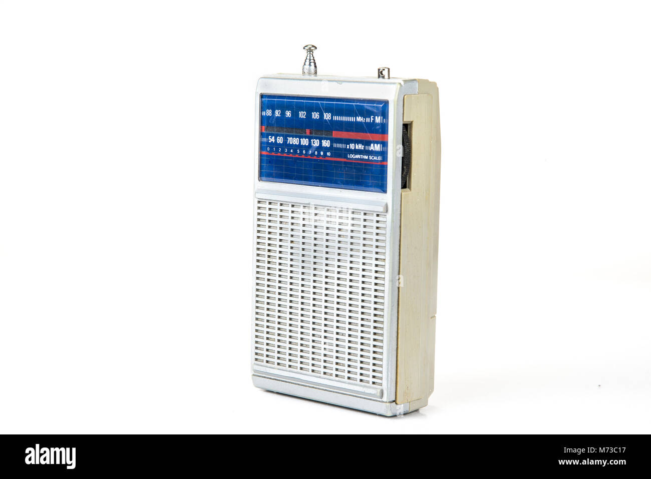 Vintage portable transistor radio Imágenes recortadas de stock - Alamy