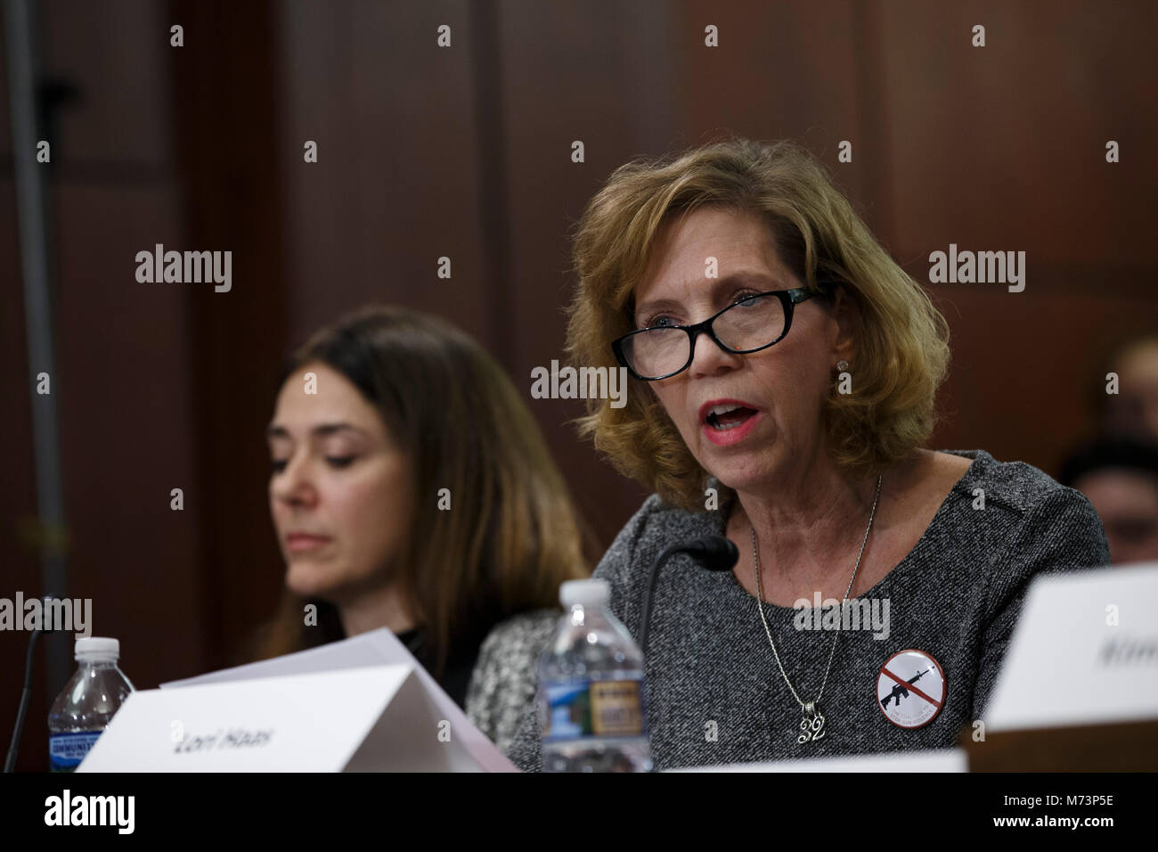 Washington, USA. 07th Mar, 2018. Lori Haas, the mother of a survivor of(02)