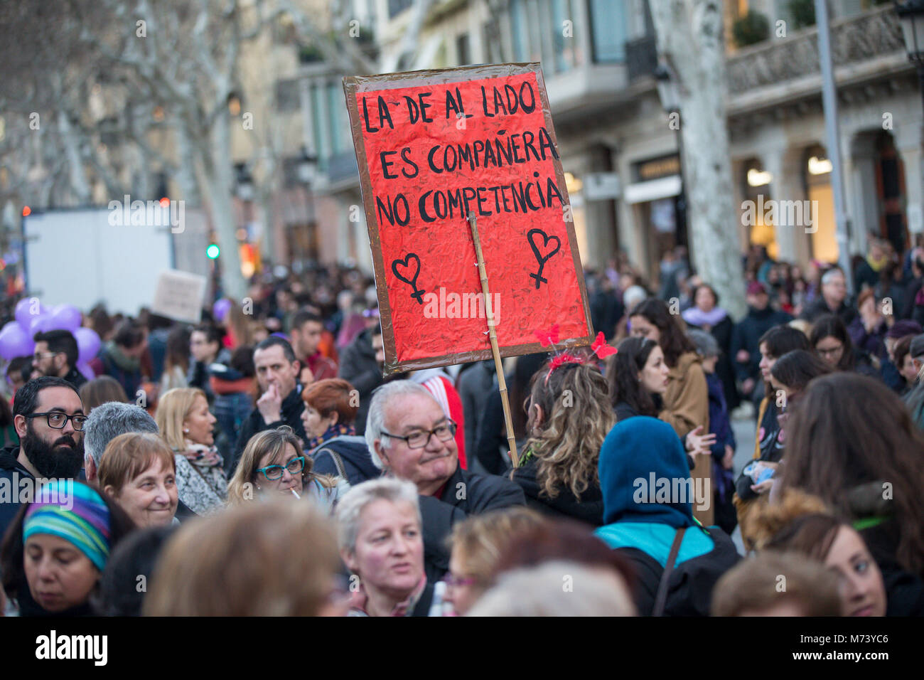 Barcelona, Spain. 08th Mar, 2018. Feminist demonstration held in the city of Barcelona to claim equal rights for working women on March 8, 2018 in the Paseo de Gracia in Barcelona. Credit: Gtres Información más Comuniación on line, S.L./Alamy Live News Stock Photo