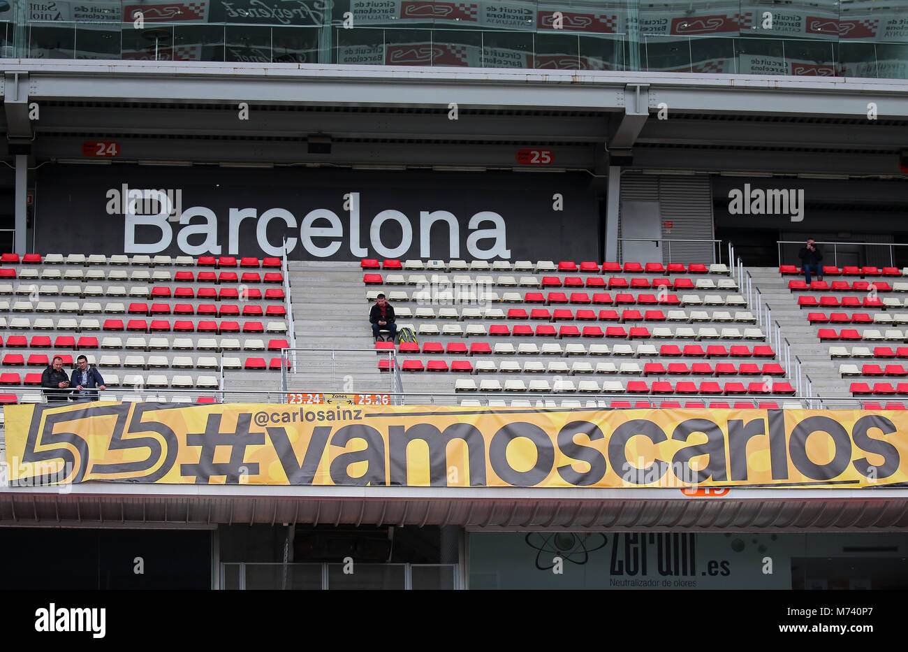 Barcelona, Spain. 08th Mar, 2018. fans of Carlos Sainz during the tests at the Barcelona-Catalunya Circuit, on 08th March 2018, in Barcelona, Spain. Credit: Gtres Información más Comuniación on line, S.L./Alamy Live News Stock Photo