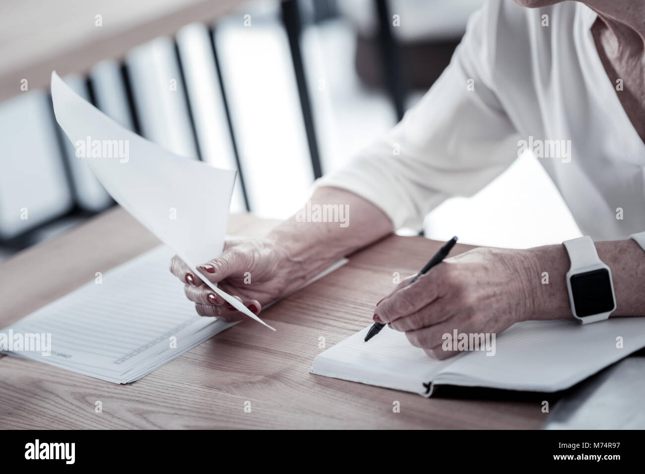 Close up of female hands that holding paper Stock Photo - Alamy