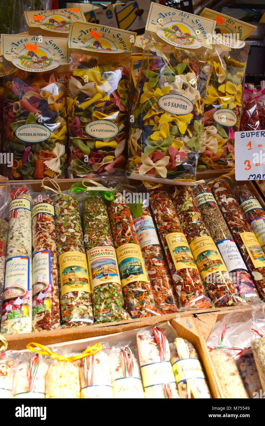 La pasta fresca in contenitori di plastica in un cibo gourmet store vetrina  Foto stock - Alamy