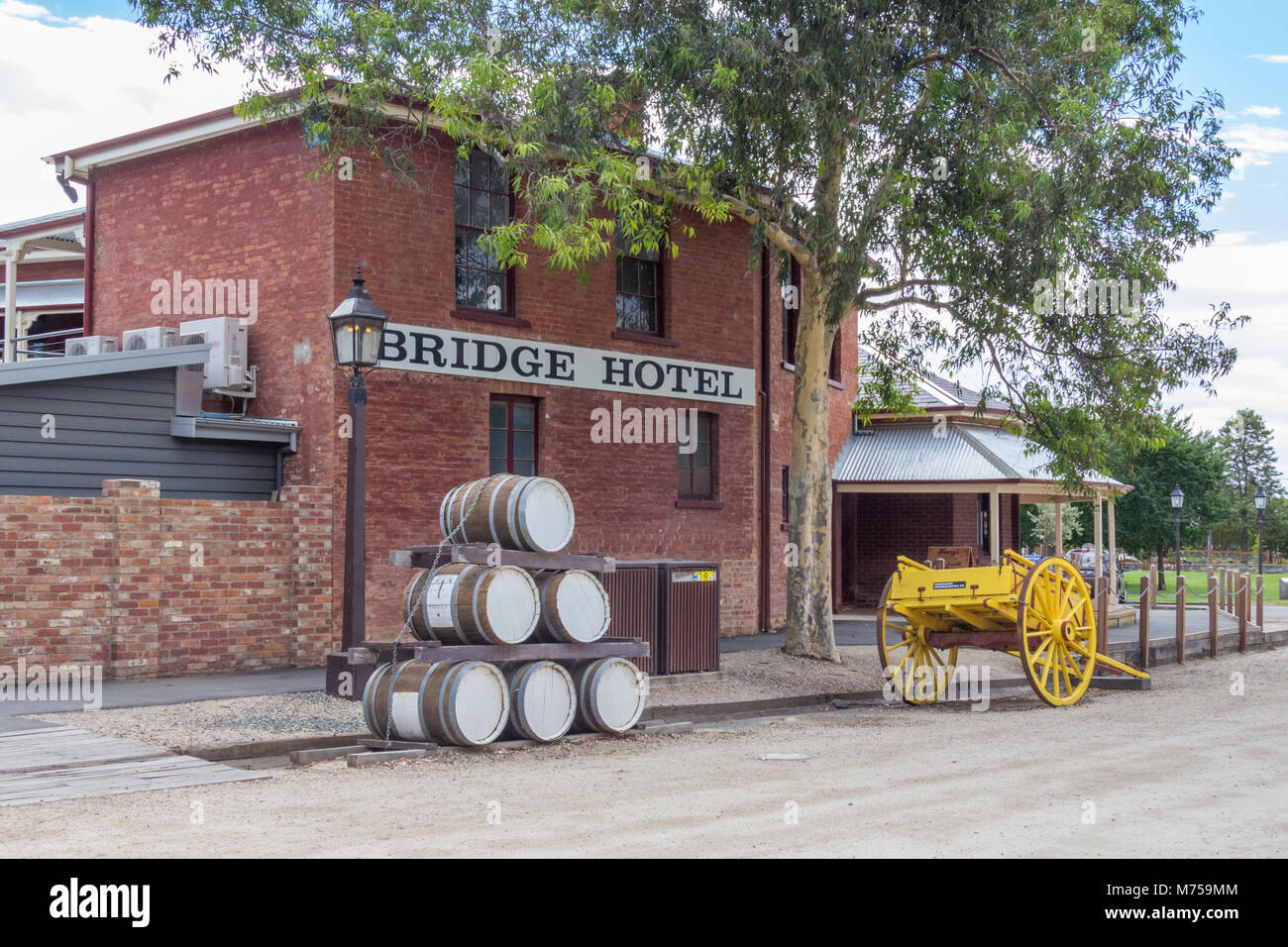 The Bridge Hotel, beer barrels and old fashioned wagon, Echuca, Victoria, Australia Stock Photo