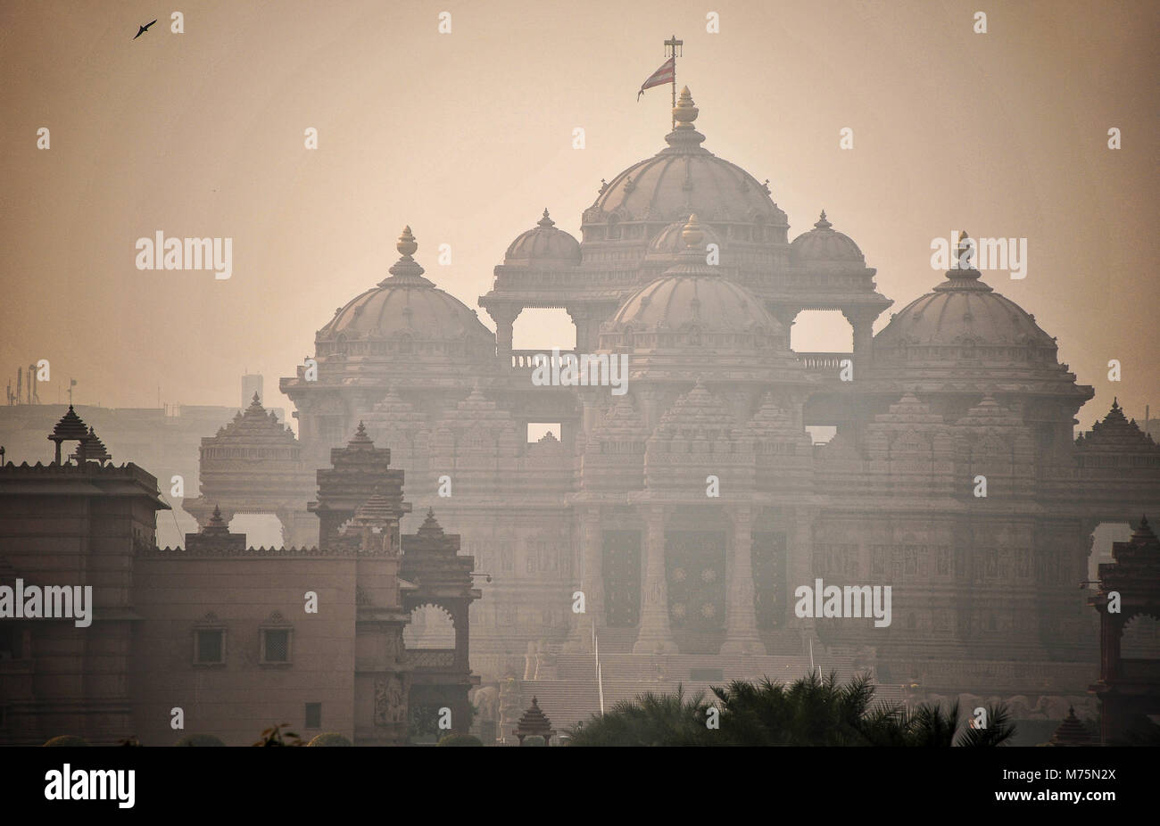 Pollution haze obscures the sun at Swaminarayan Akshardham temple complex, Delhi, India. Stock Photo