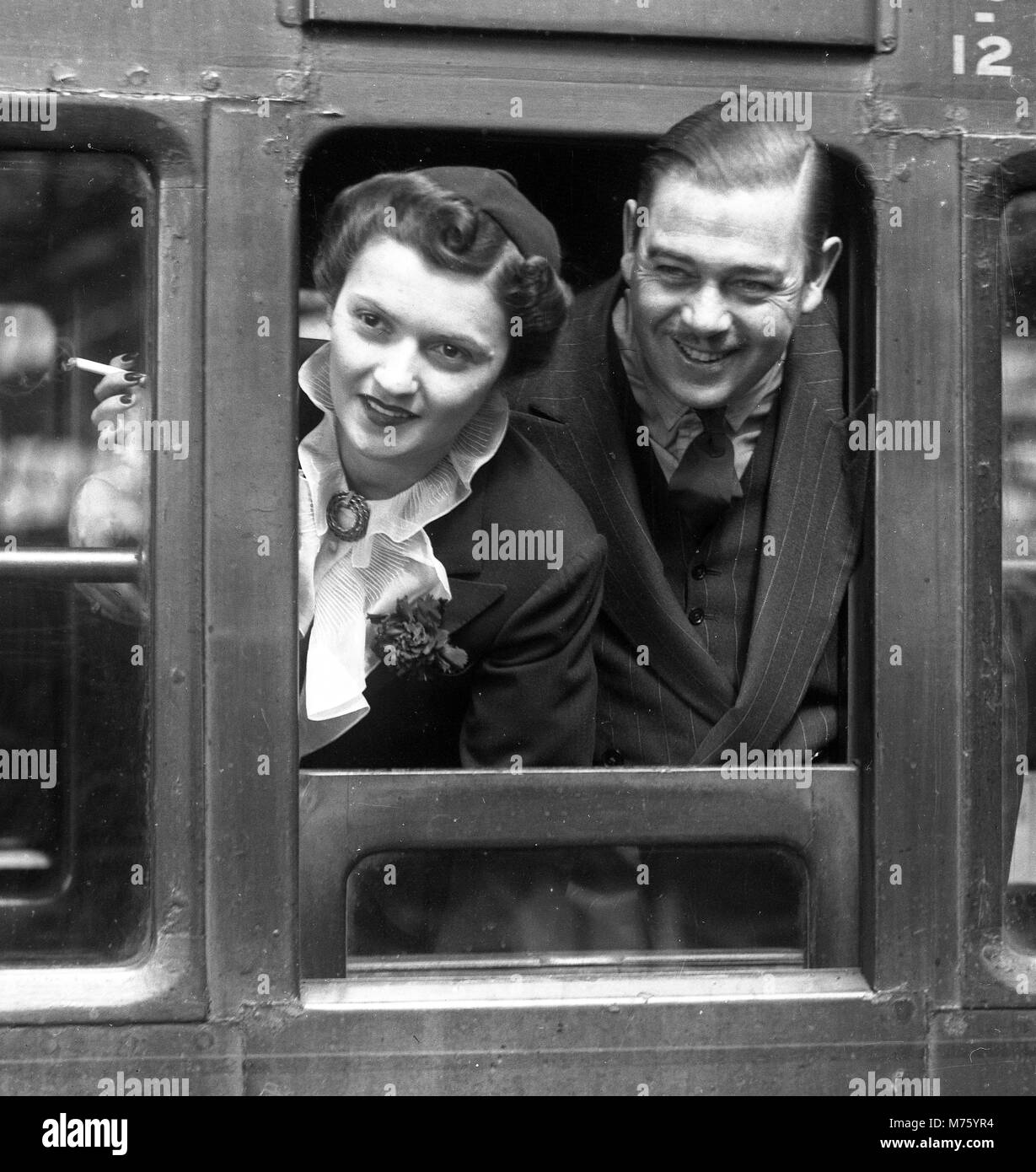 Honeymoon couple leaving by train from Waterloo Station, London 1945 Stock Photo