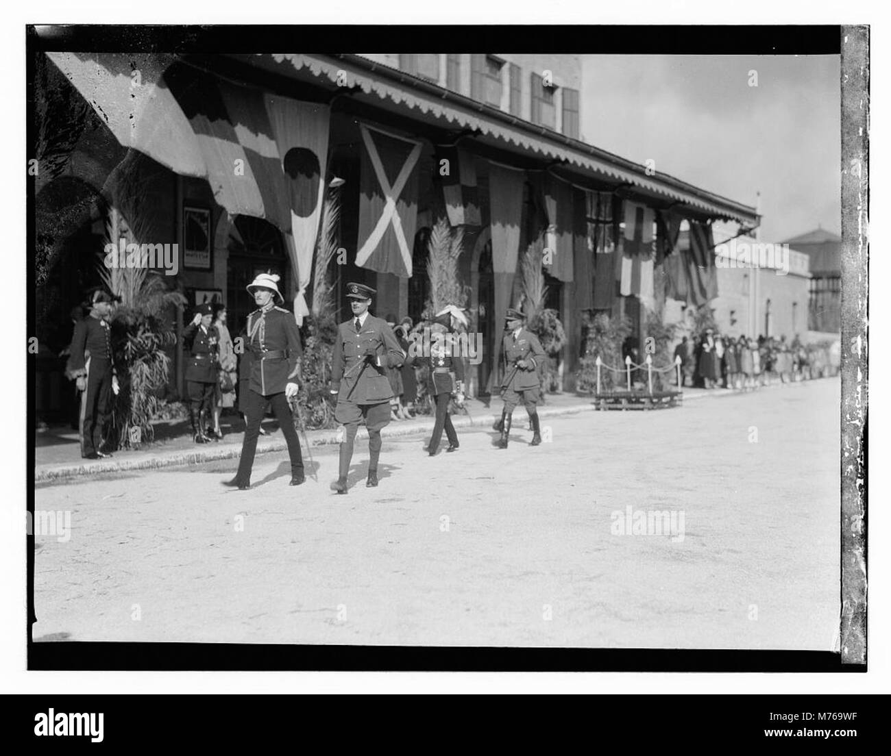 Arrival at london Black and White Stock Photos & Images Alamy