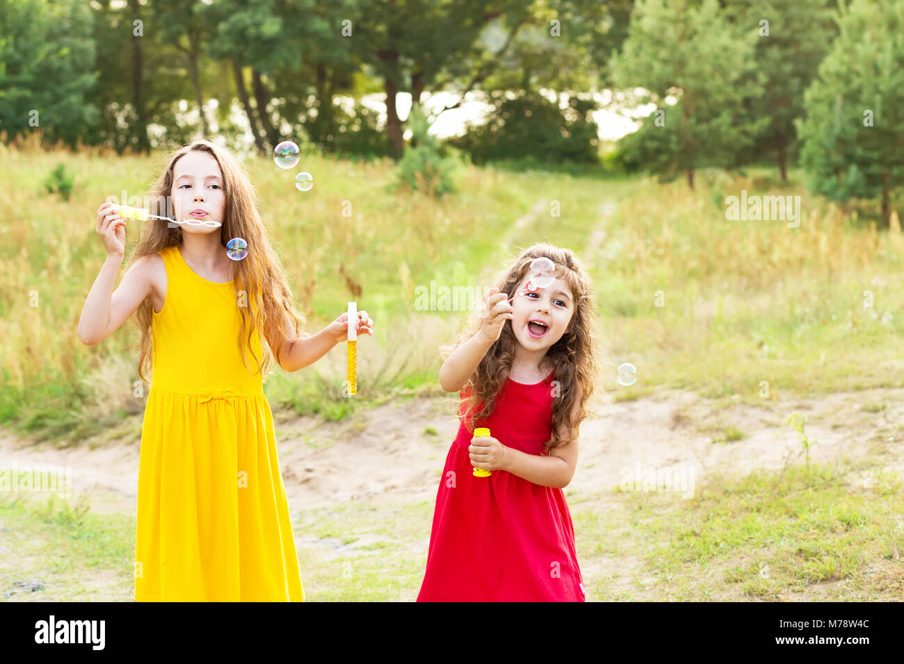 Kids playing bubbles park hi-res stock photography and images - Alamy