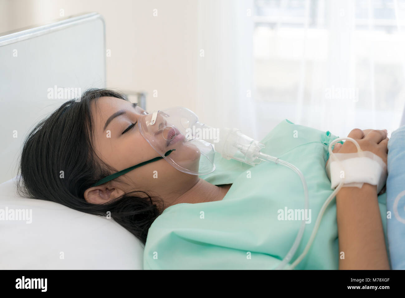 Oxygen mask woman hi-res stock photography and images - Alamy