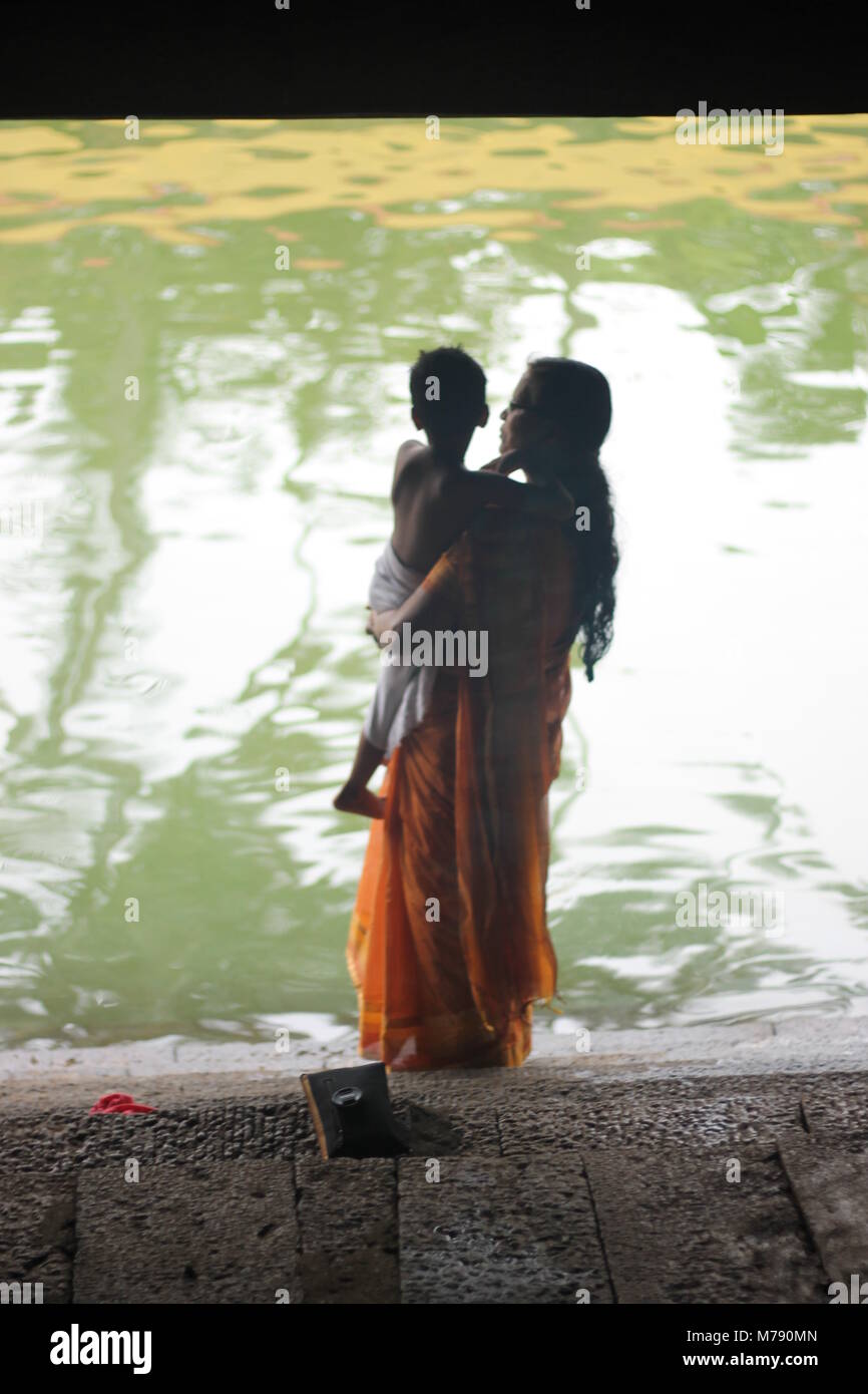 Bilyard stolida jinsiy aloqa aks etgan onlayn porno tomosha qiling