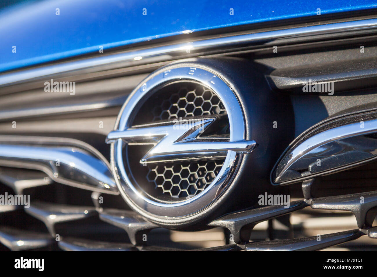 Tarnow, Polen - 28. Oktober 2017: Neue Opel Emblem auf einem Auto Grill.  Opel ist ein berühmter Deutscher Automobilhersteller, entwirft, produziert  und distrib Stockfotografie - Alamy