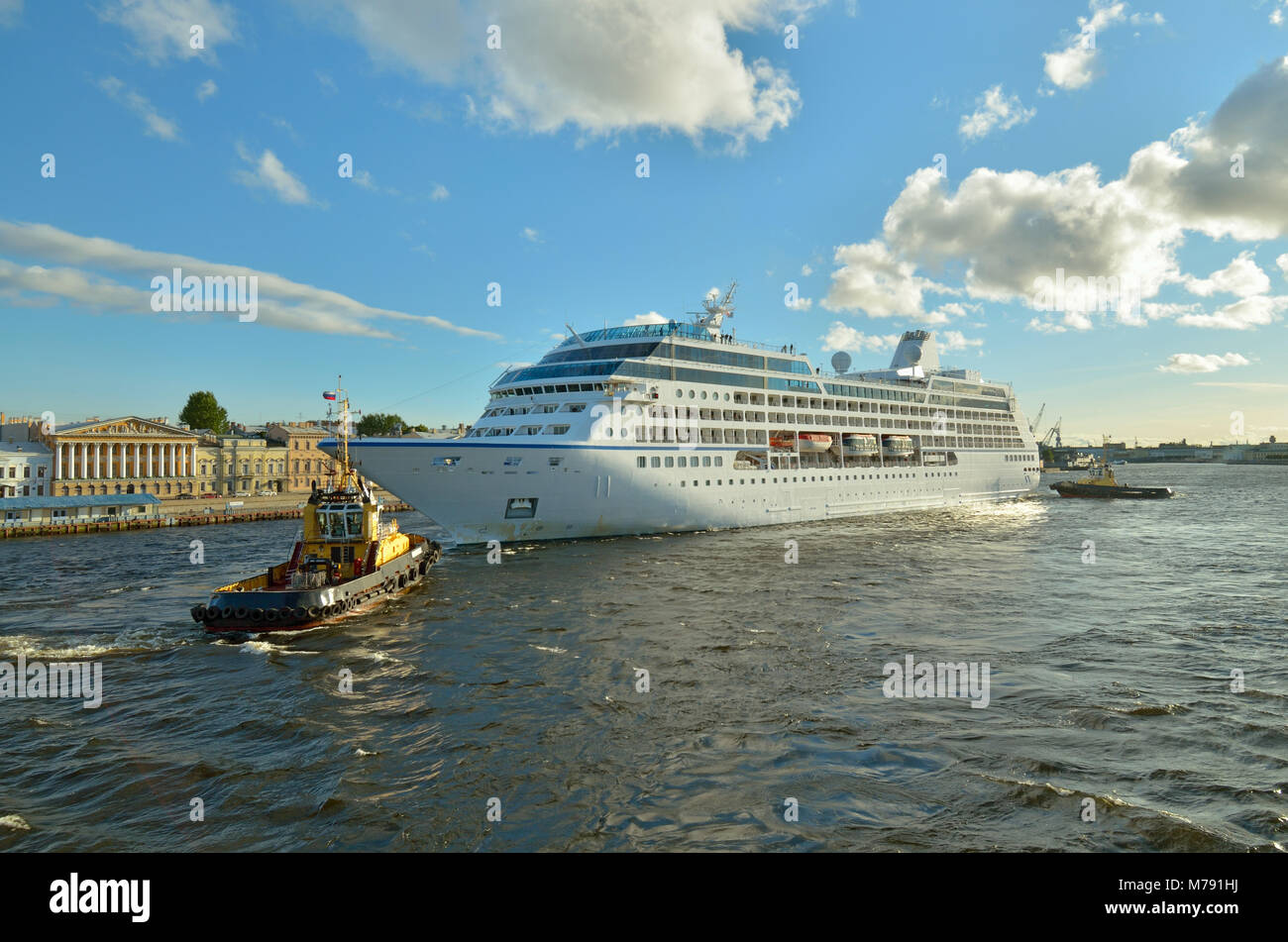The boat pulls the rope a tourist ship from the pier Stock Photo Alamy