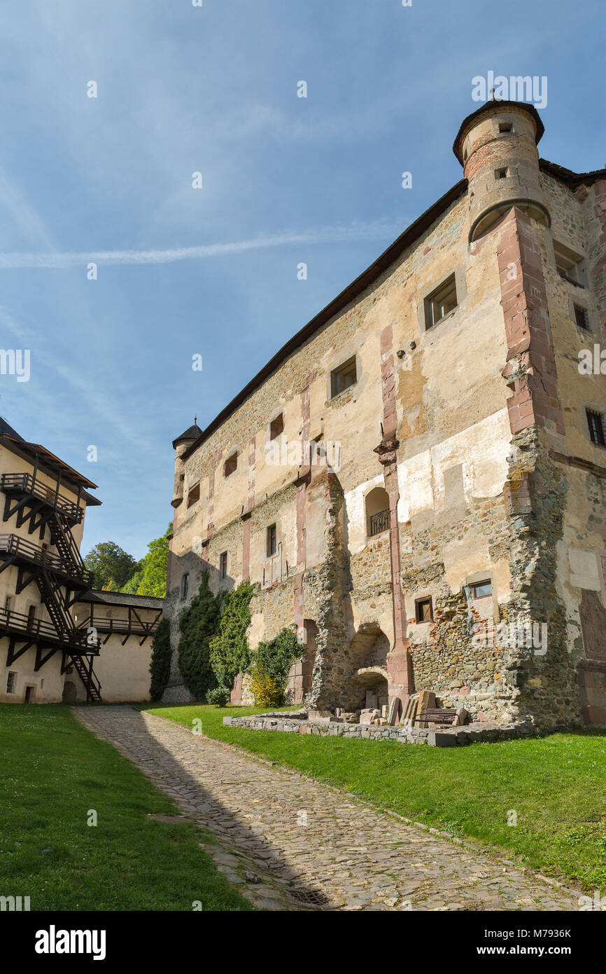 Medieval castle courtyard hi-res stock photography and images - Alamy