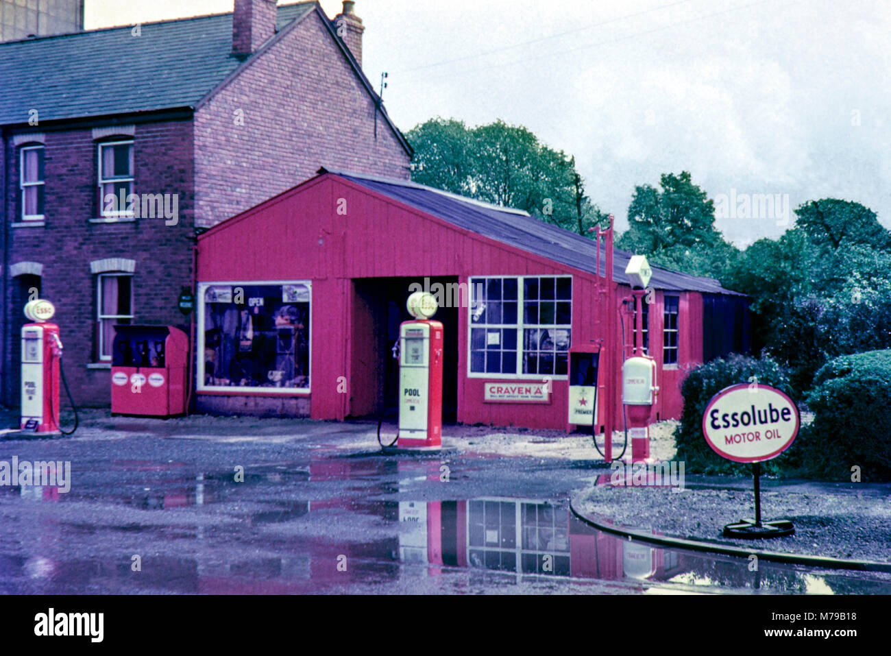 Uk garage 1950's hires stock photography and images Alamy