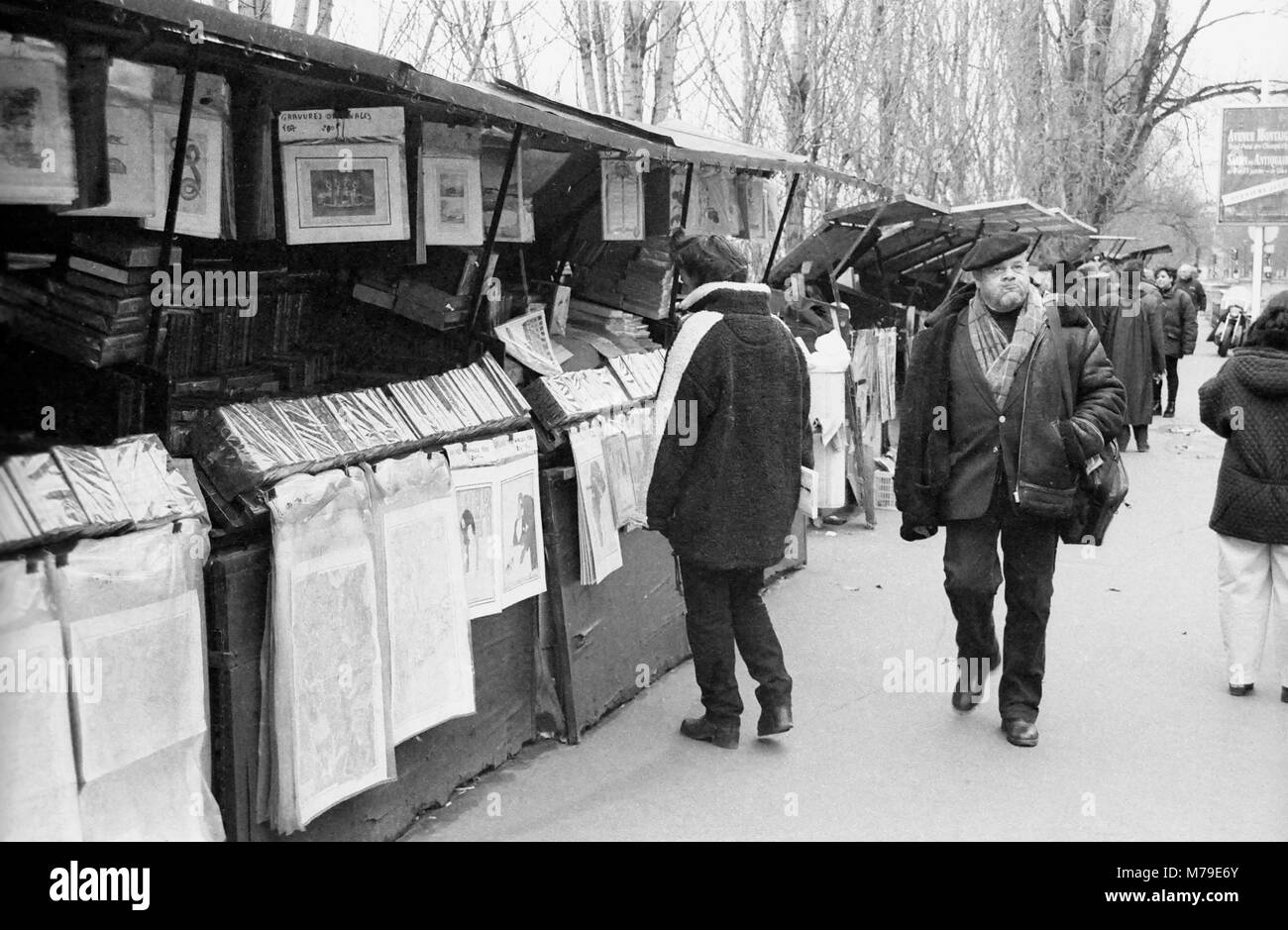 Left bank bouquinistes, Quai des Grands Augustins, Paris, France, circa 1985.  Black and white film photograph Stock Photo