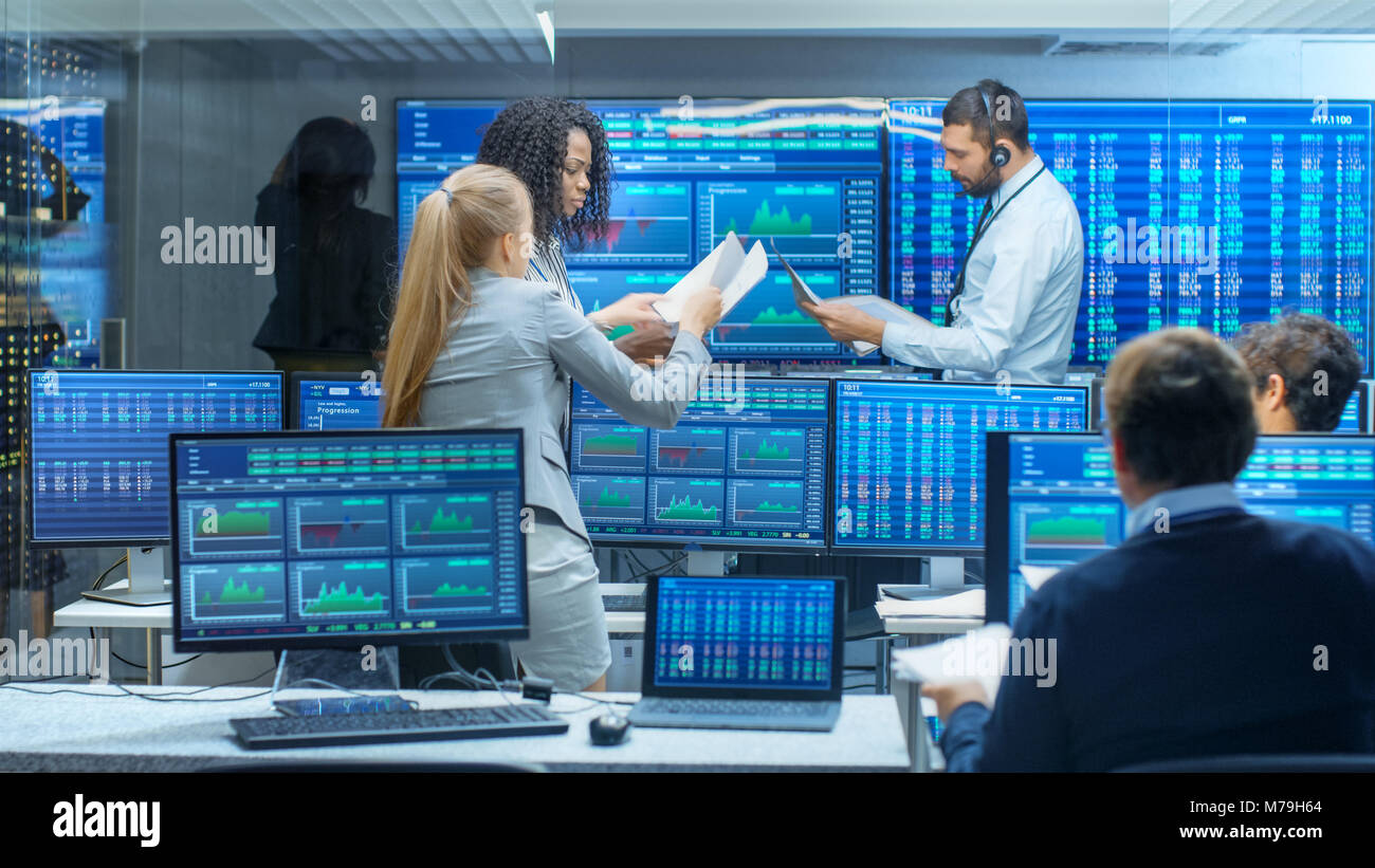 Busy brokers hi-res stock photography and images - Page 2 - Alamy
