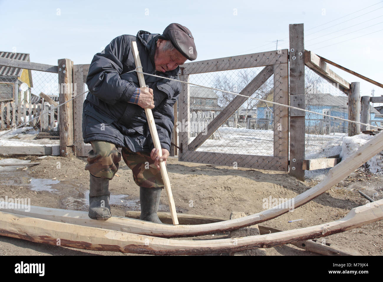 Northern Europe, Russia, Nanyar Mar, Nenets, reindeer slide, old man, build, make, Stock Photo