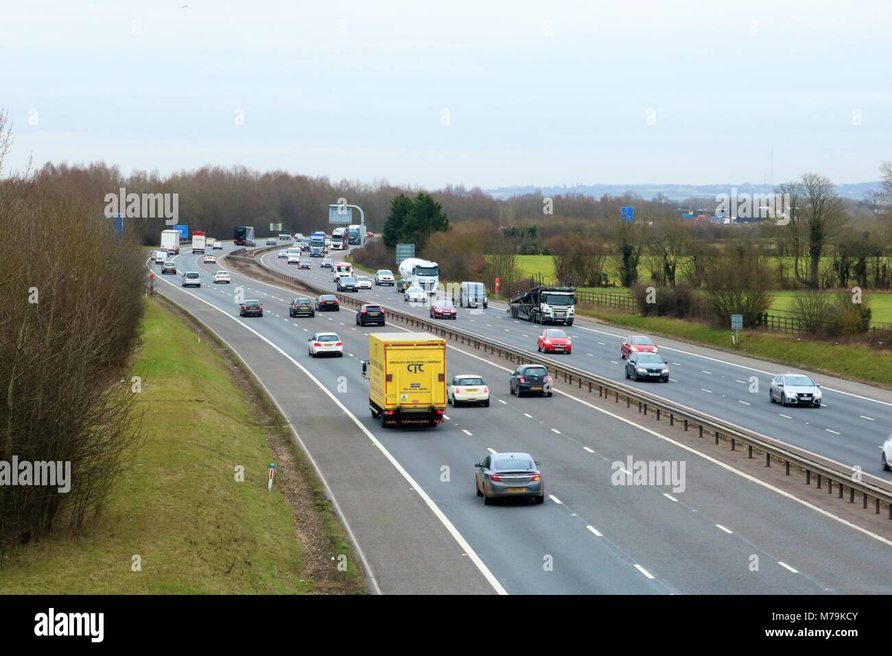 M40 motorway between junctions 8 and 9 in Oxfordshire, UK Traffic
