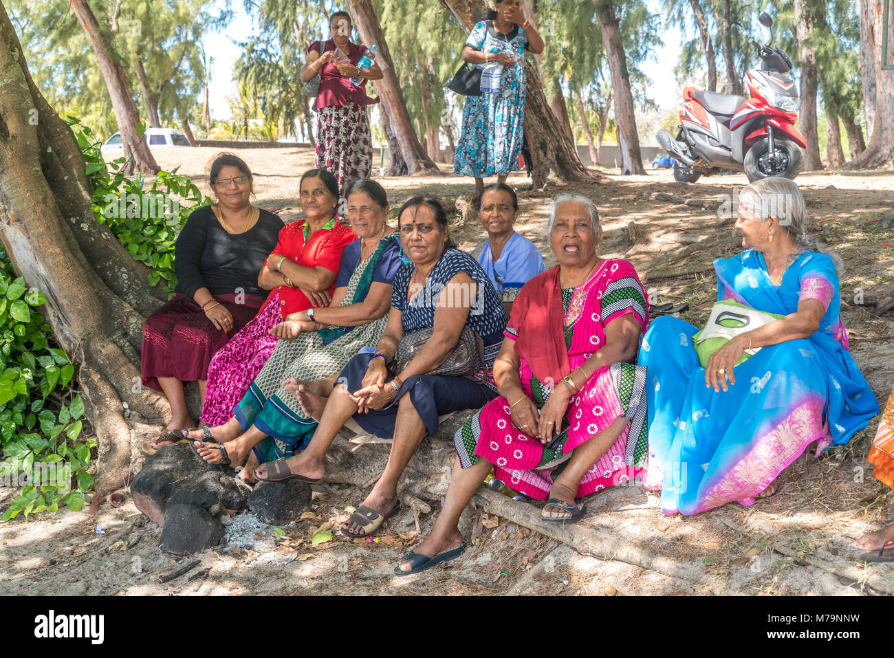 Gruppe älterer indischer Frauen an der Turtle Bay, Mauritius, Afrika  | group of elderly indian woman at the Turtle Bay, Mauritius, Africa Stock Photo