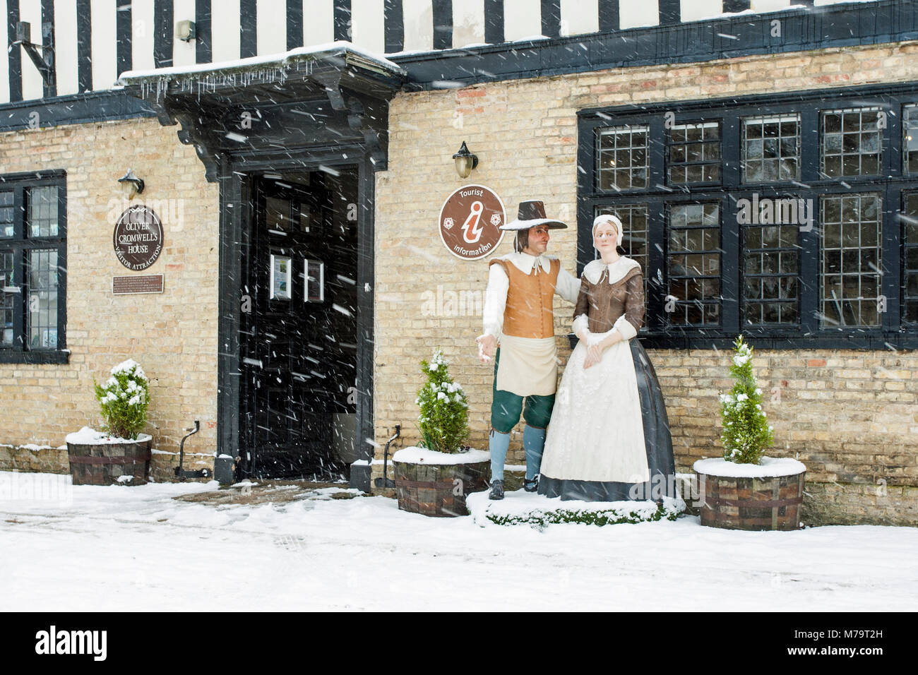 Figures of a man and woman outside Oliver Cromwell house in Ely, Cambridgeshire, England Stock Photo