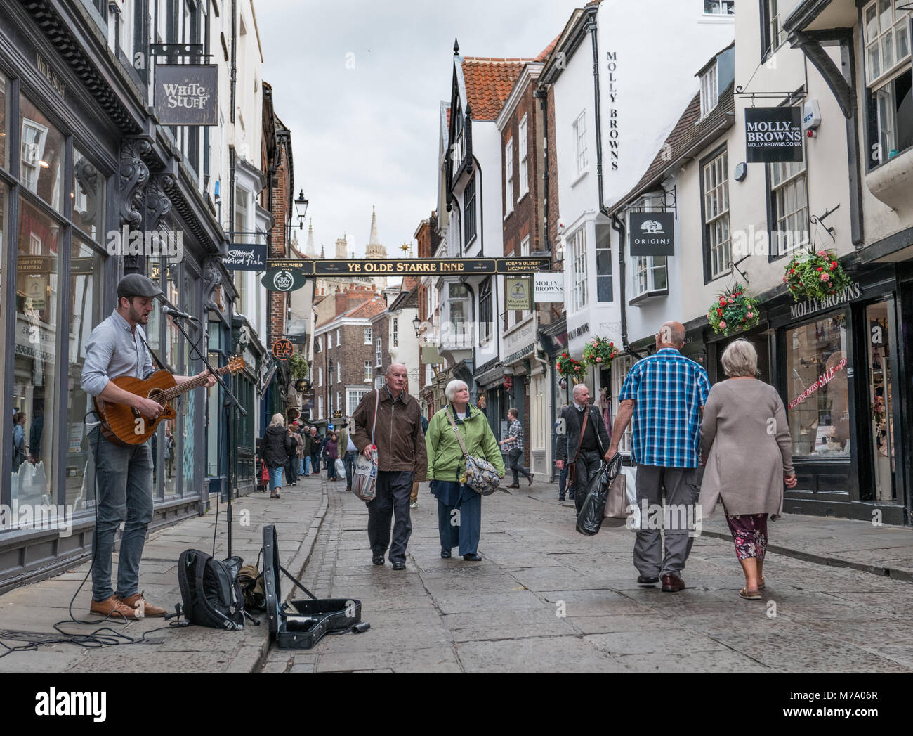 Stonegate in city york busy hires stock photography and images Alamy