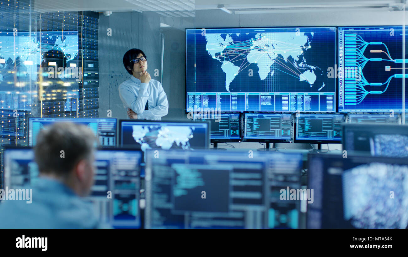 Control room screen world map hi-res stock photography and images - Alamy