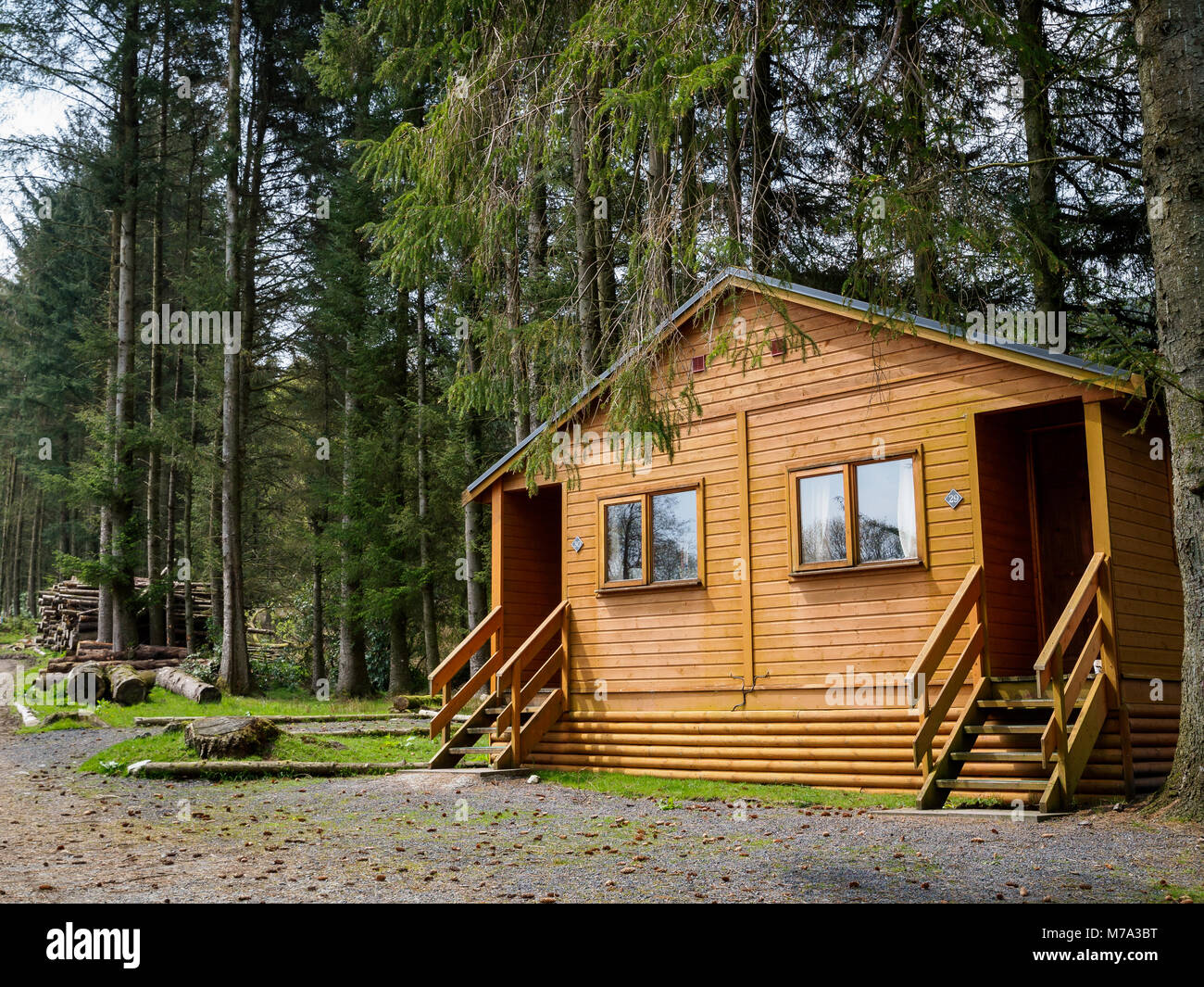 Log cabin exterior holiday home hi-res stock photography and images - Alamy
